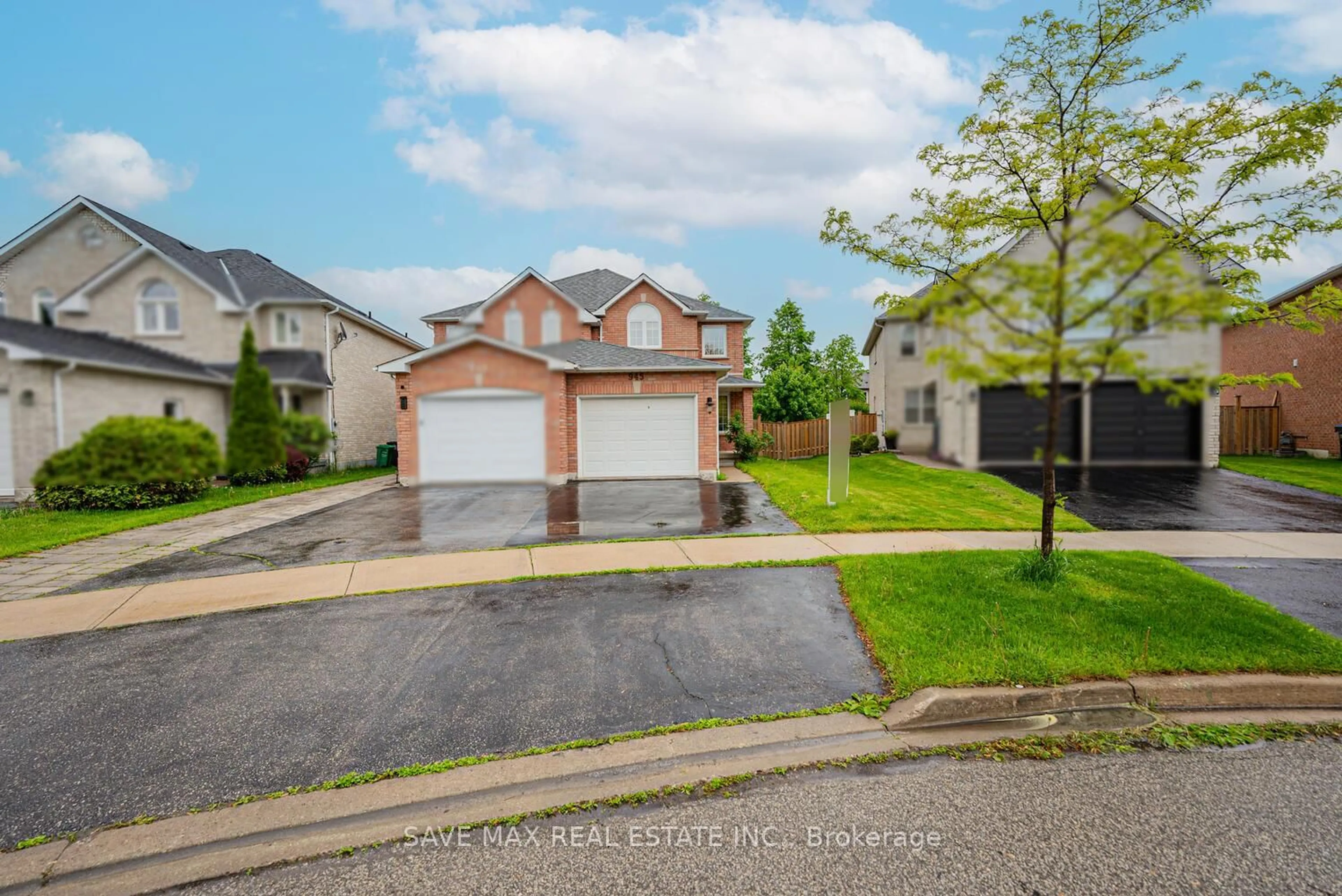 A pic from outside/outdoor area/front of a property/back of a property/a pic from drone, street for 945 AppleCroft Circ, Mississauga Ontario L5M 2G8
