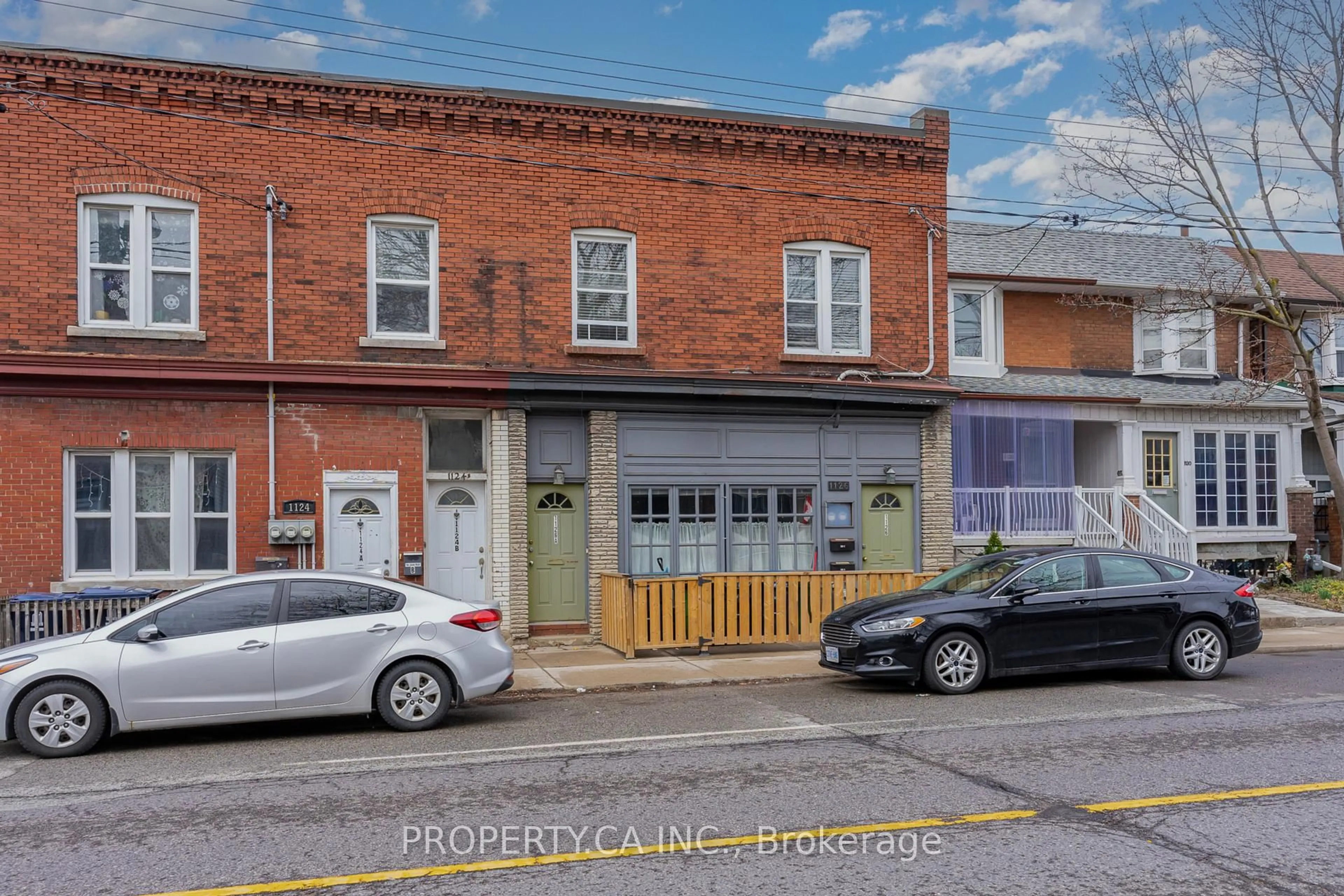 A pic from outside/outdoor area/front of a property/back of a property/a pic from drone, street for 1126 Dovercourt Rd, Toronto Ontario M6H 2X9