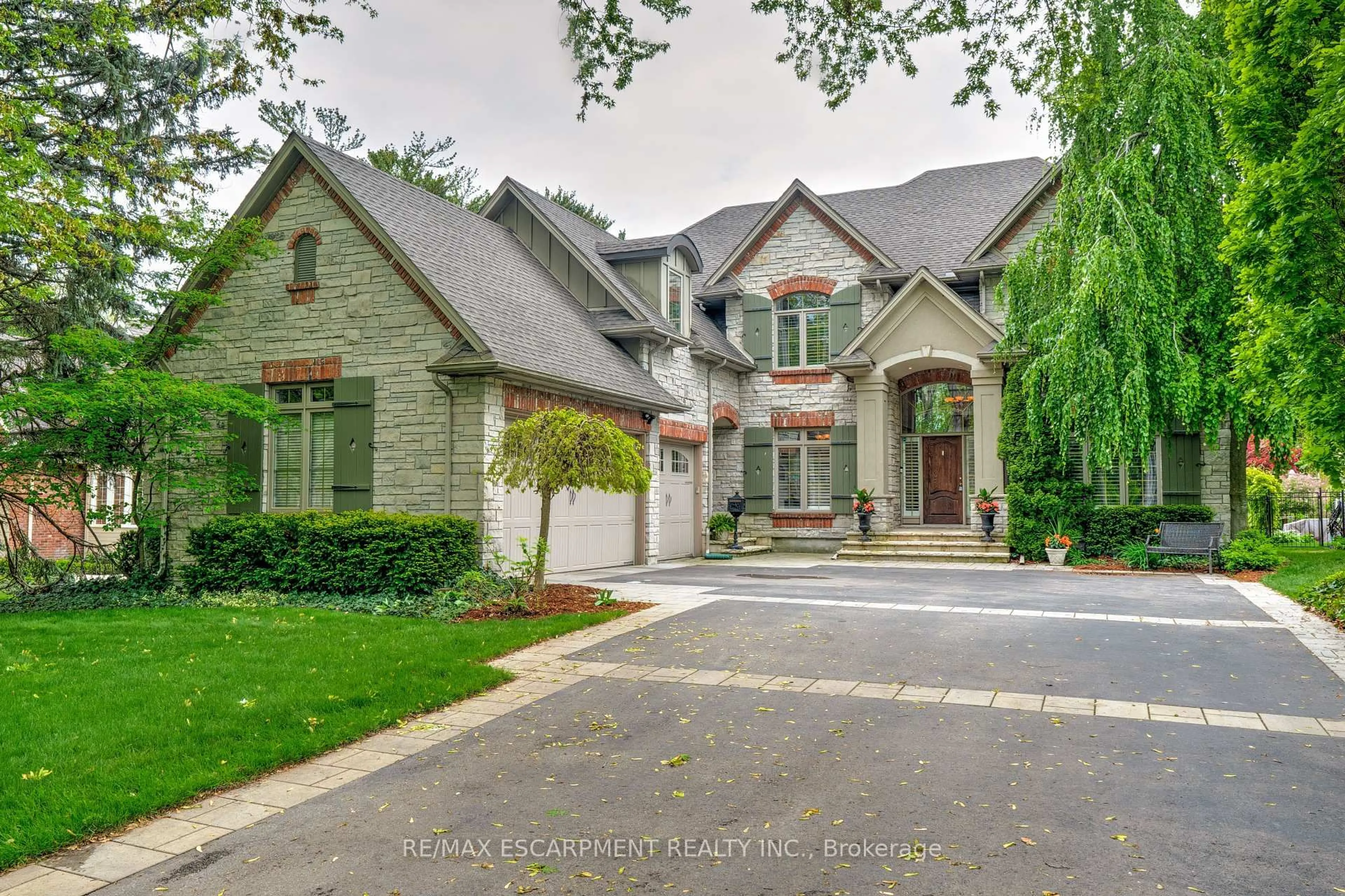 Home with brick exterior material, street for 290 Shoreacres Rd, Burlington Ontario L7L 2H4