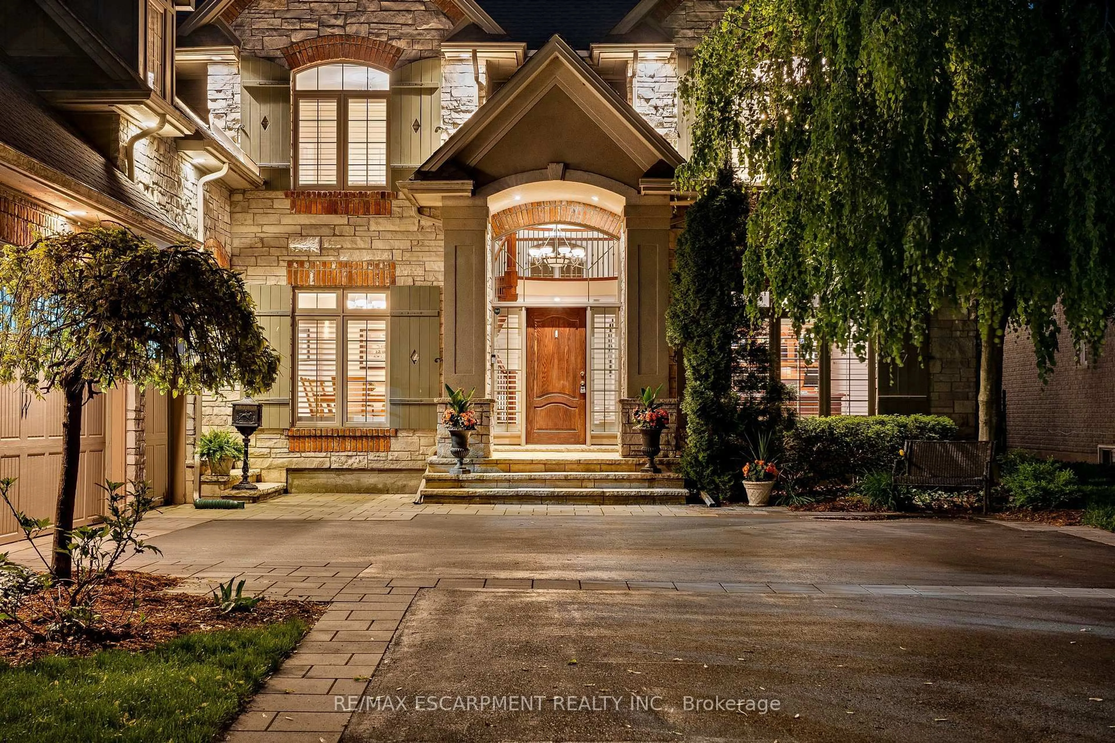 Indoor entryway for 290 Shoreacres Rd, Burlington Ontario L7L 2H4
