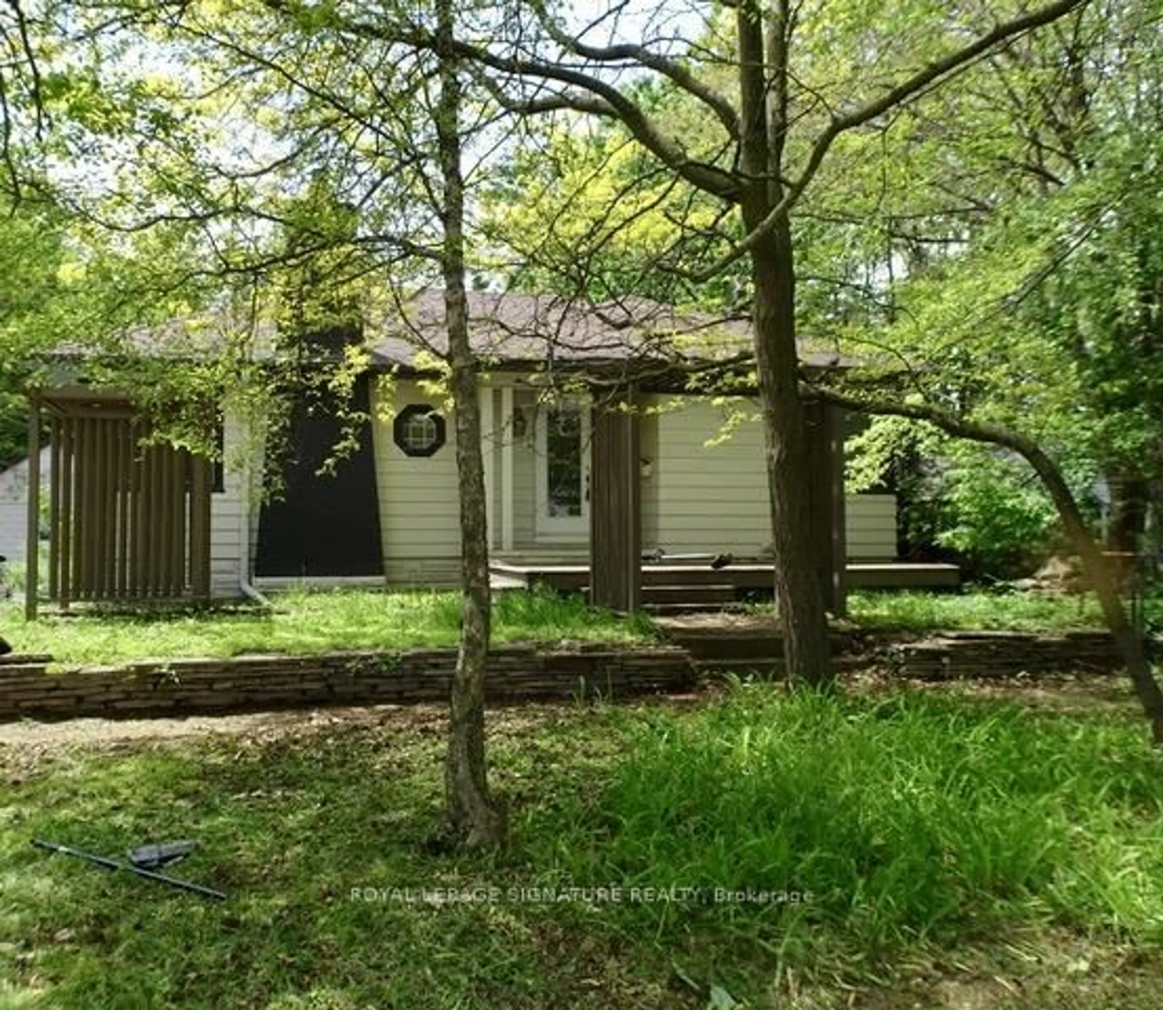 A pic from outside/outdoor area/front of a property/back of a property/a pic from drone, forest/trees view for 1618 Trotwood Ave, Mississauga Ontario L5G 3Z9