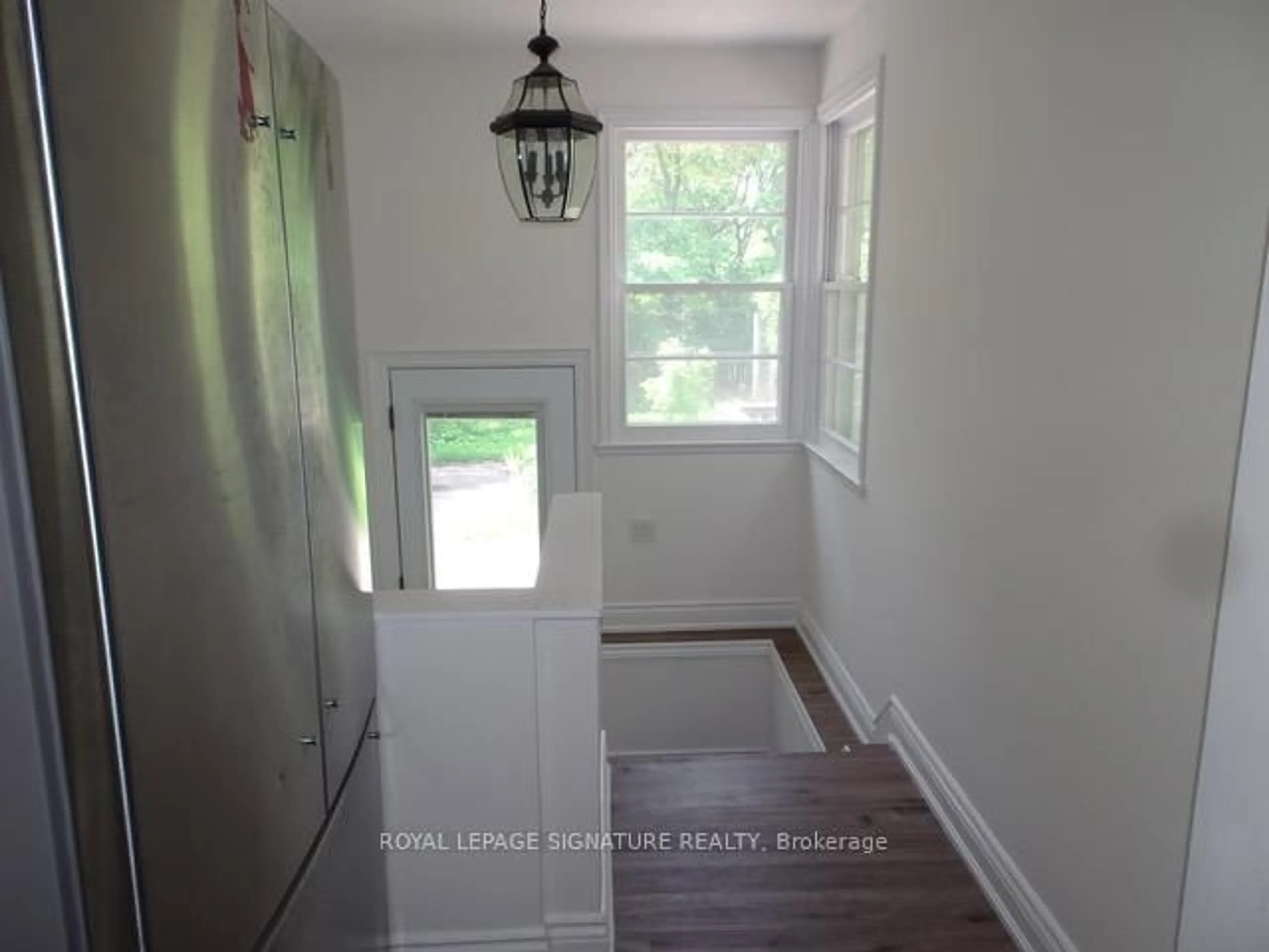 Indoor entryway for 1618 Trotwood Ave, Mississauga Ontario L5G 3Z9