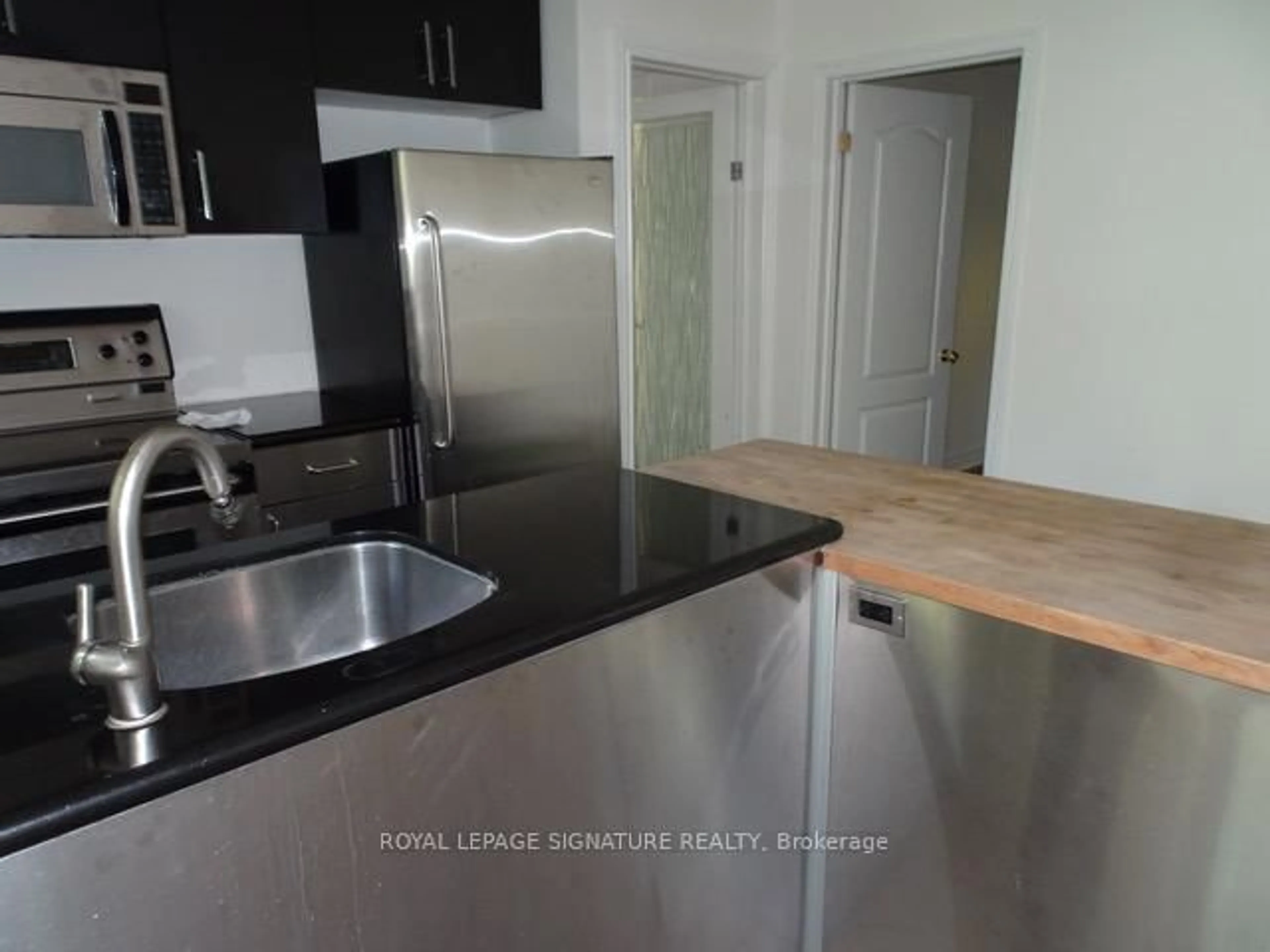 Standard kitchen, unknown for 1618 Trotwood Ave, Mississauga Ontario L5G 3Z9