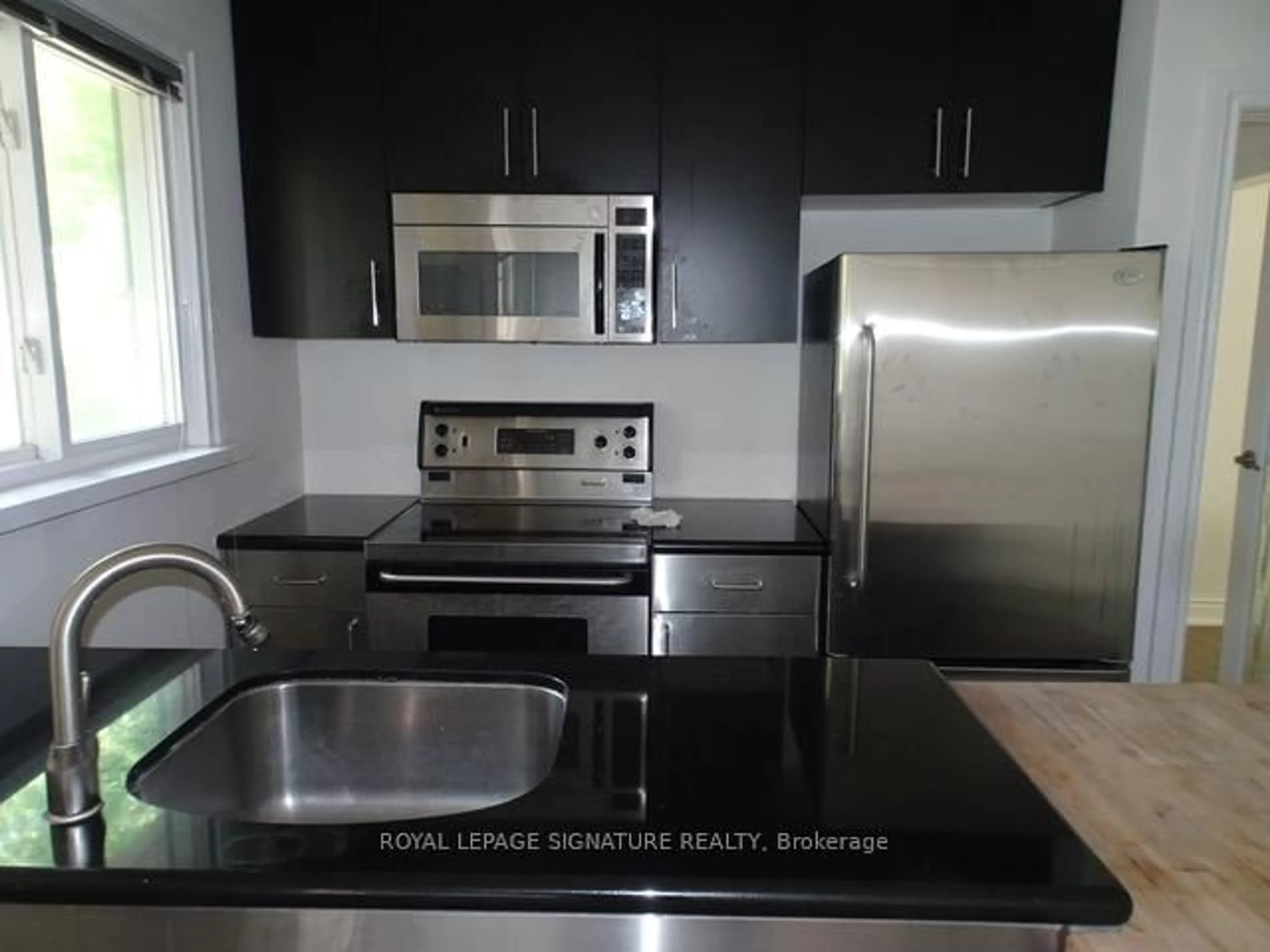 Standard kitchen, wood/laminate floor for 1618 Trotwood Ave, Mississauga Ontario L5G 3Z9