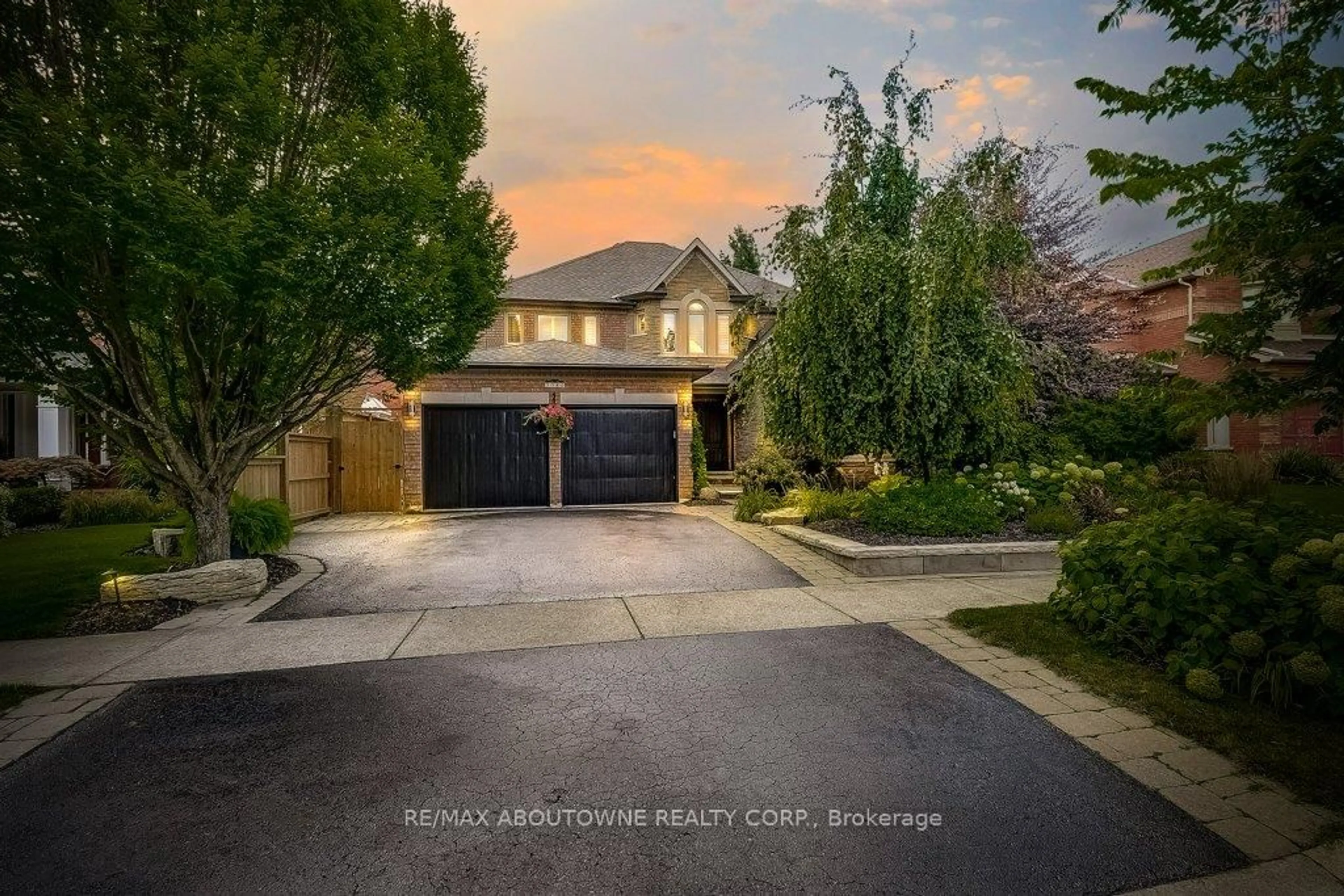 A pic from outside/outdoor area/front of a property/back of a property/a pic from drone, street for 2080 Mckerlie Cres, Burlington Ontario L7M 4E8