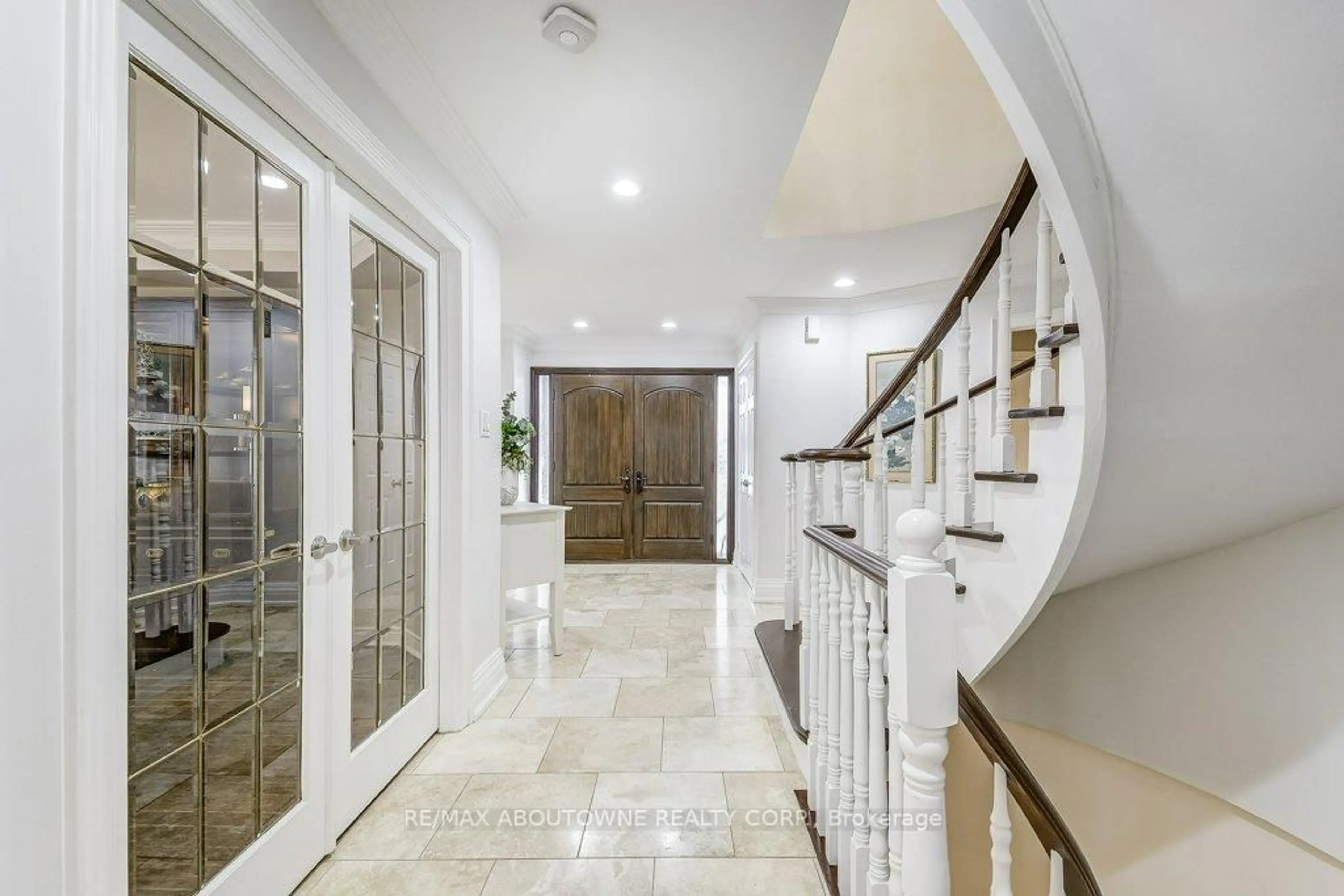 Indoor entryway for 2080 Mckerlie Cres, Burlington Ontario L7M 4E8