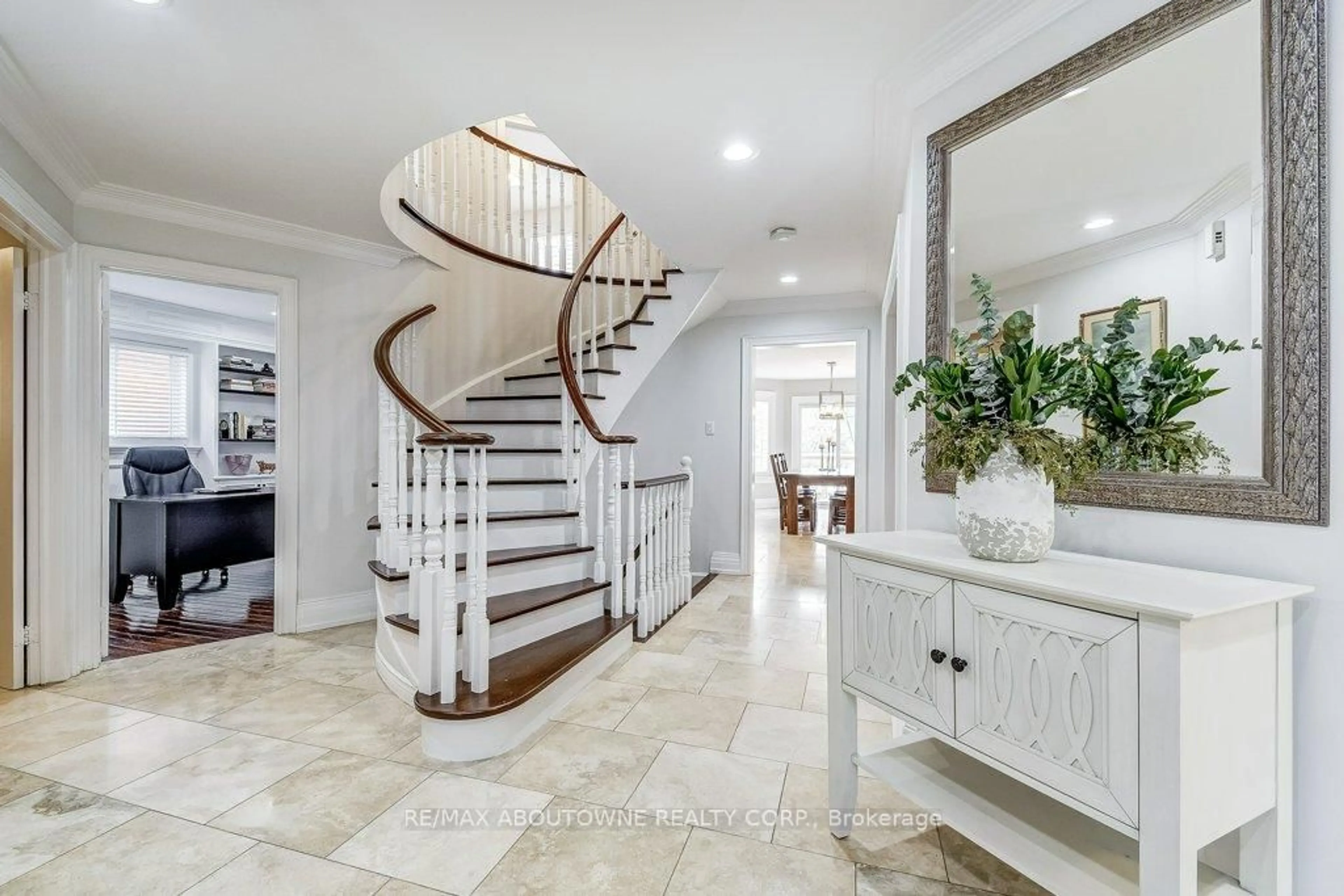 Unknown for 2080 Mckerlie Cres, Burlington Ontario L7M 4E8