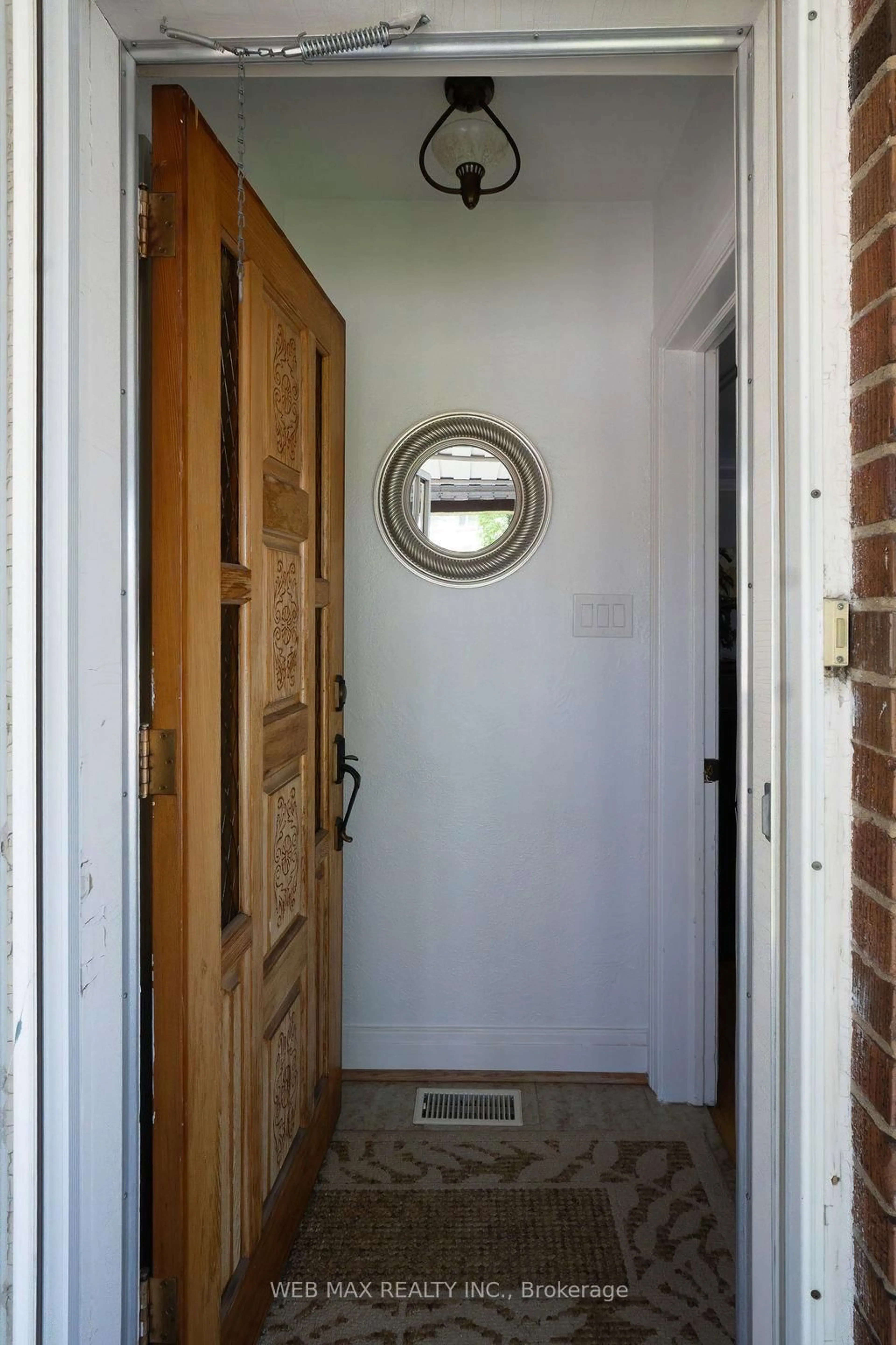 Indoor entryway for 565 Glen Park Ave, Toronto Ontario M6B 2G4