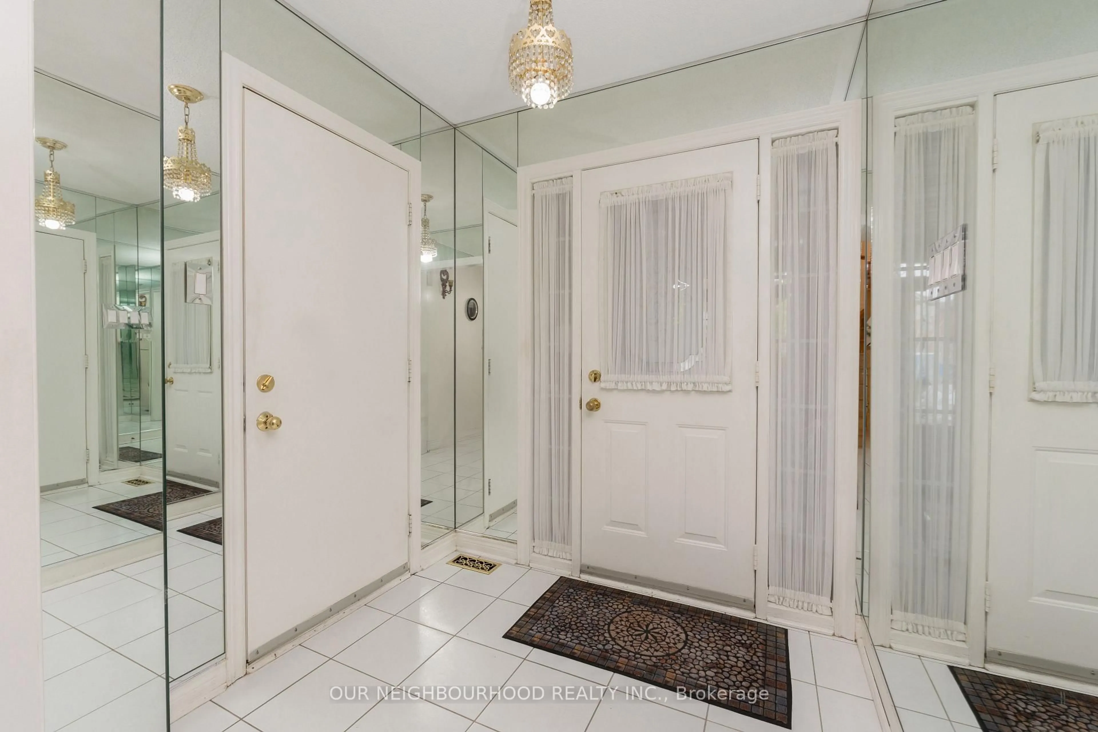 Indoor entryway for 10 Wildberry Cres, Brampton Ontario L6R 1M7
