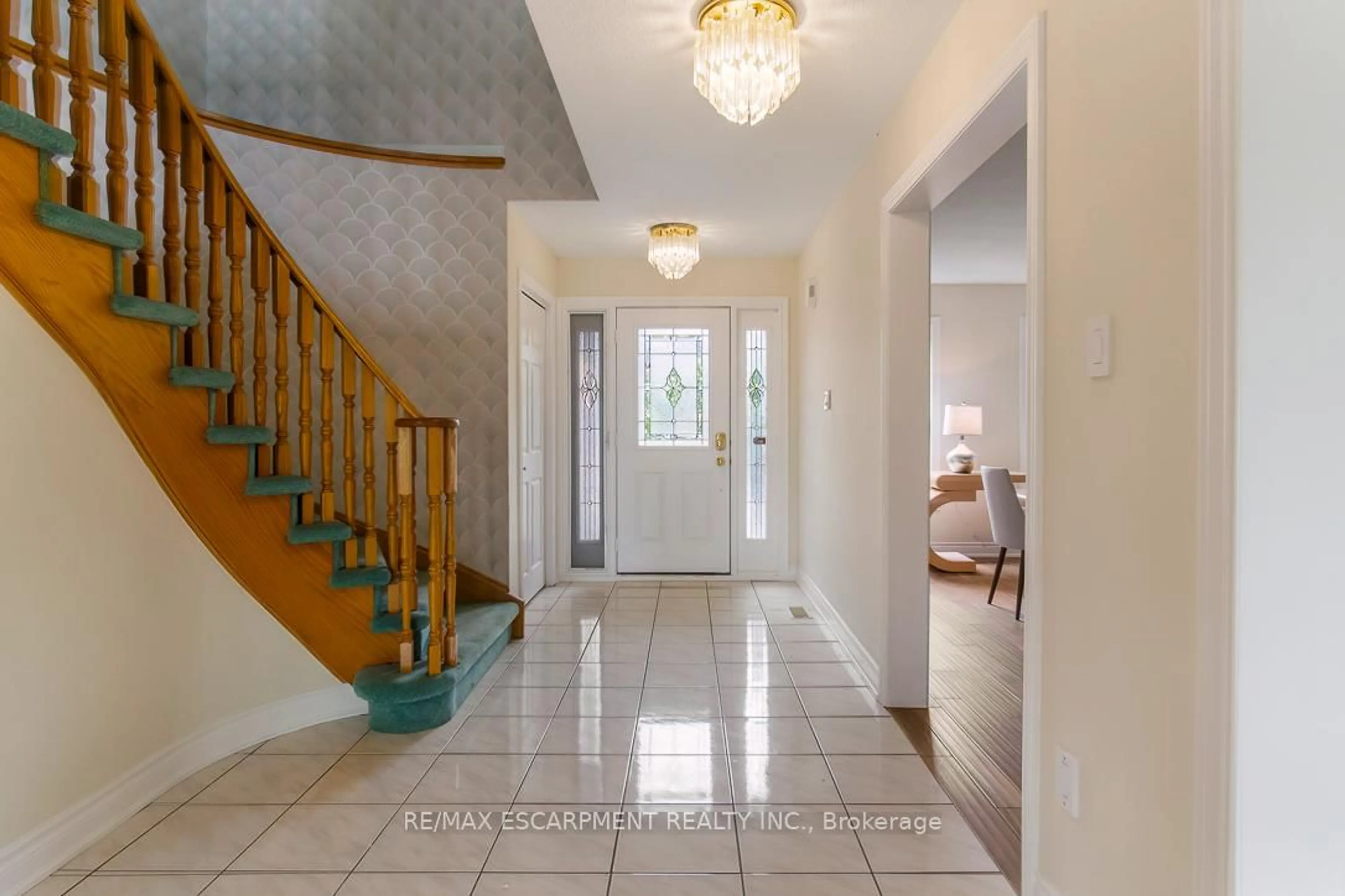 Indoor entryway for 2712 Ashridge Pl, Oakville Ontario L6J 7K3