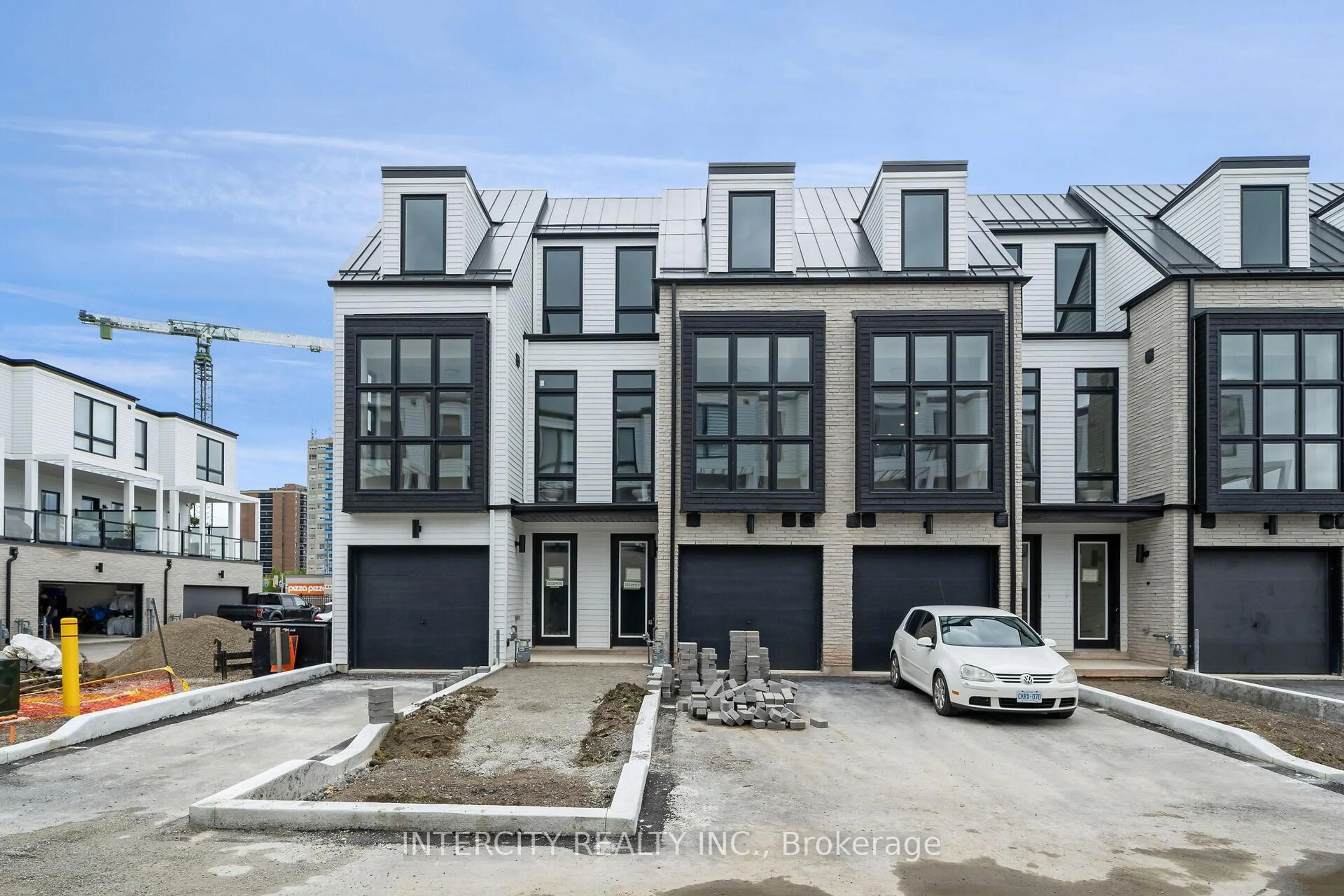A pic from outside/outdoor area/front of a property/back of a property/a pic from drone, street for 138 East St #2, Oakville Ontario L6L 0H9