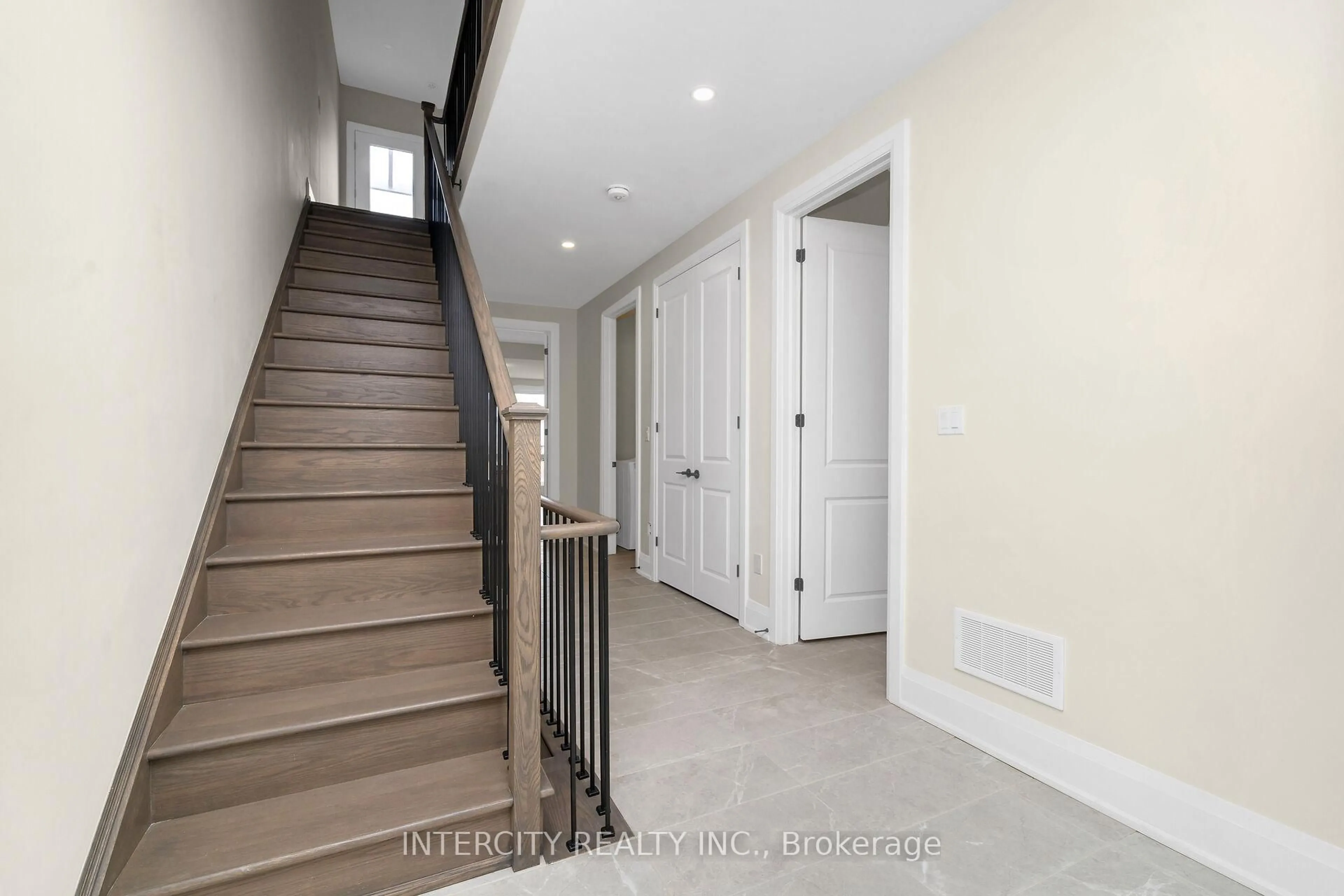 Indoor entryway for 138 East St #2, Oakville Ontario L6L 0H9