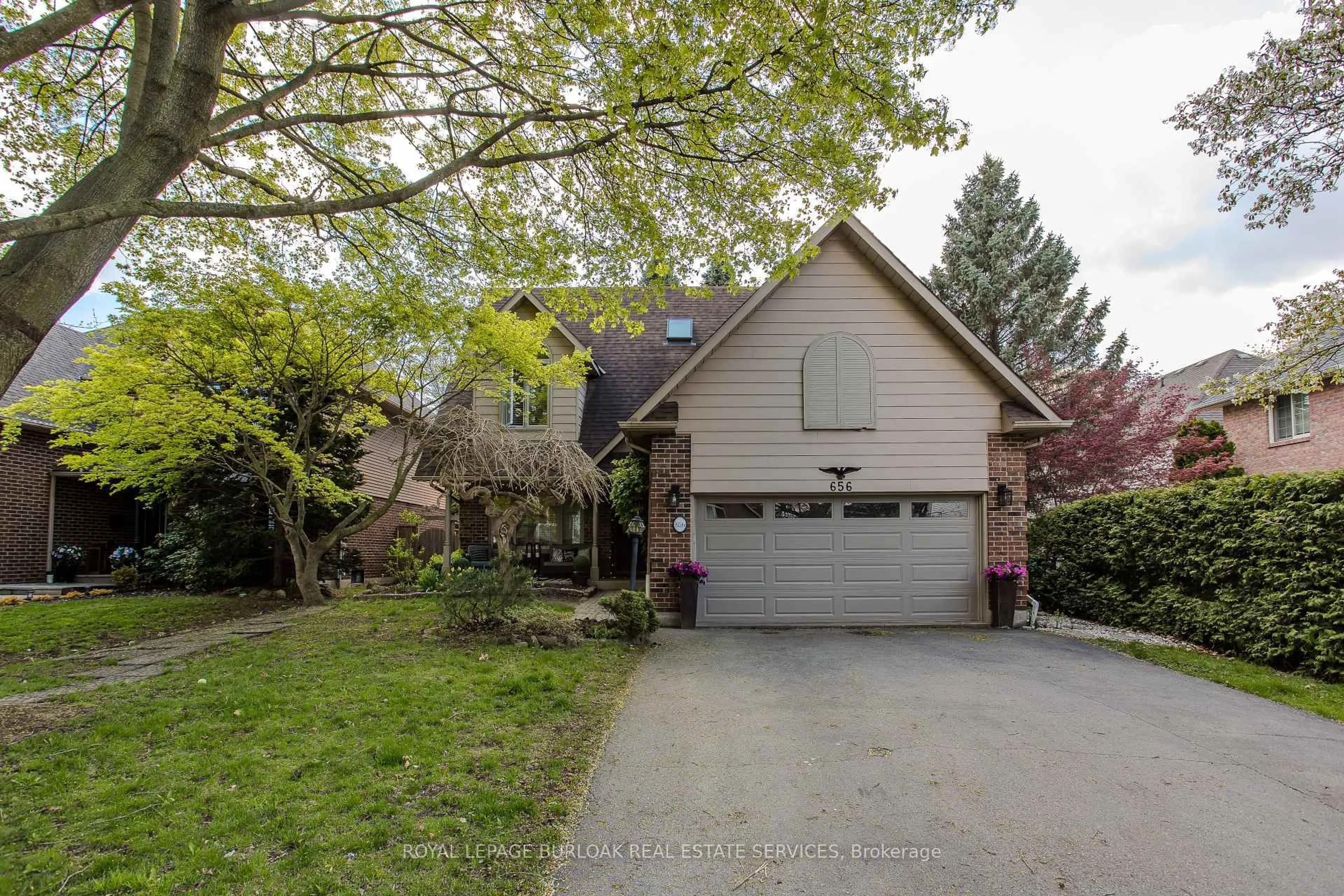 Home with vinyl exterior material, street for 656 Andrea Crt, Burlington Ontario L7R 4J7