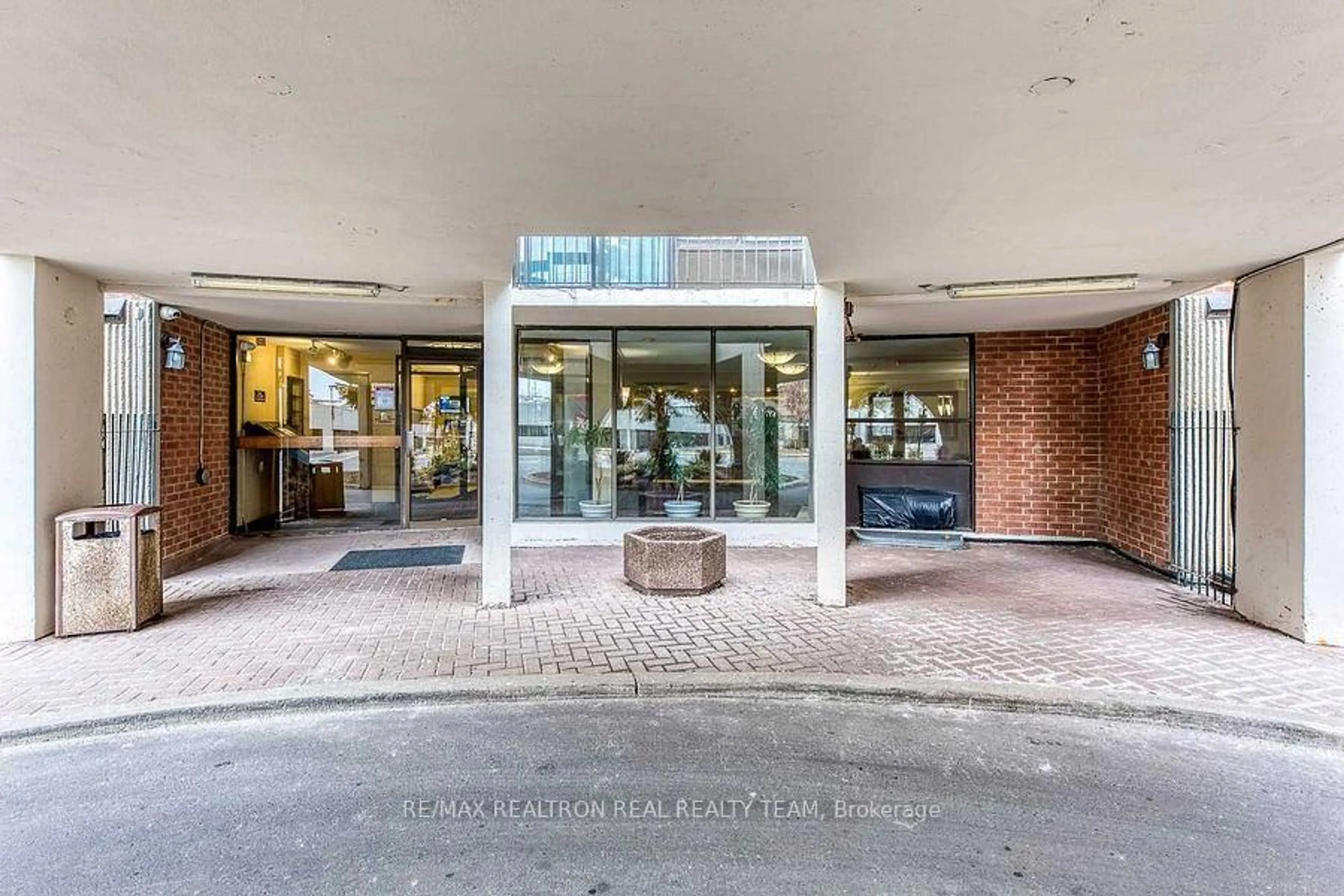 Indoor foyer for 20 Mississauga Valley Blvd #1405, Mississauga Ontario L5A 3S1