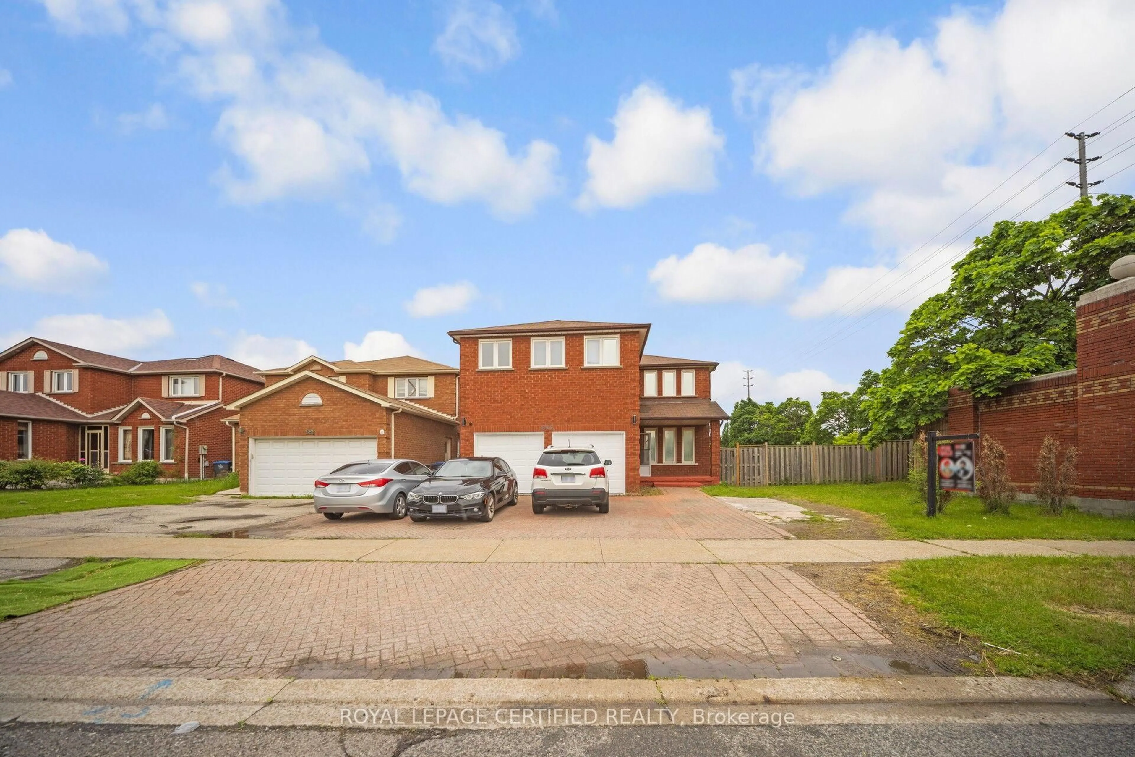 A pic from outside/outdoor area/front of a property/back of a property/a pic from drone, street for 692 Huntington Ridge Dr, Mississauga Ontario L5R 1Z5