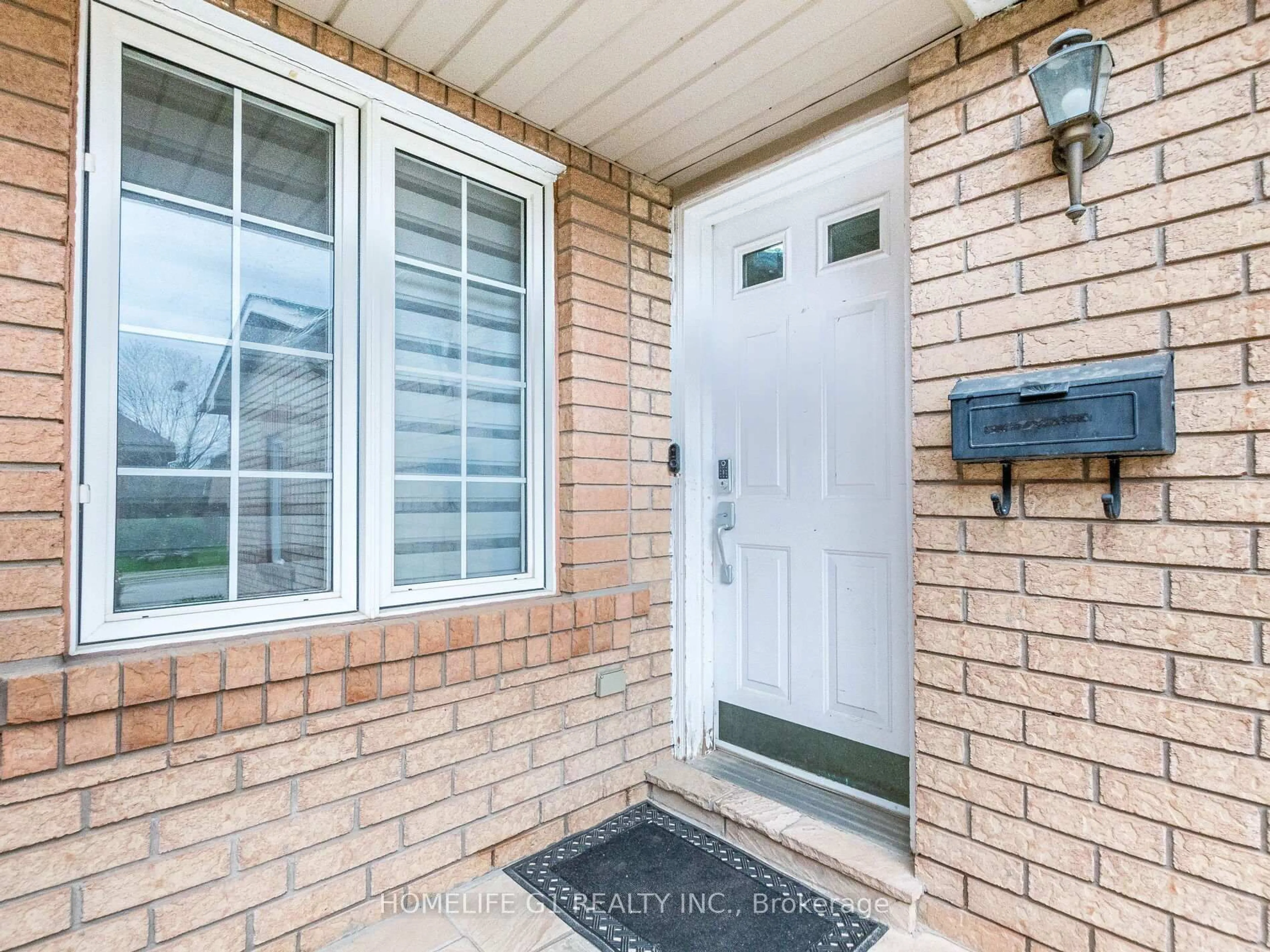 Indoor entryway for 32 Creekwood Dr, Brampton Ontario L7A 1J3