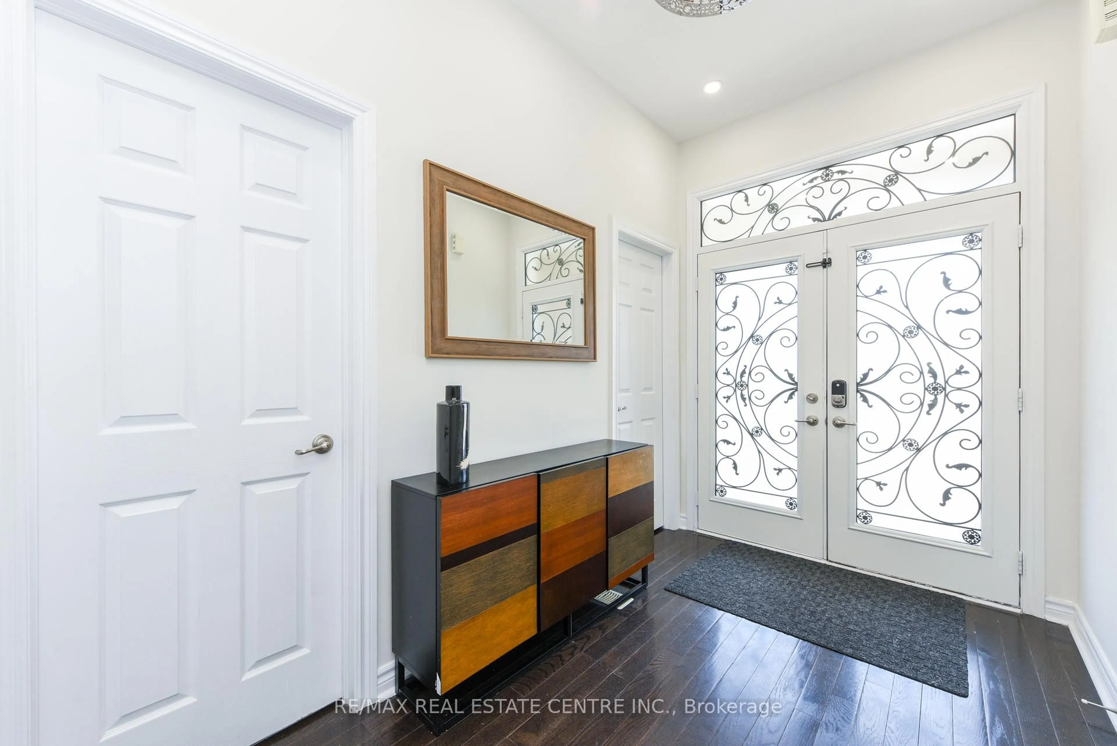 Indoor entryway for 339 Sixteen Mile Dr, Oakville Ontario L6M 4M2