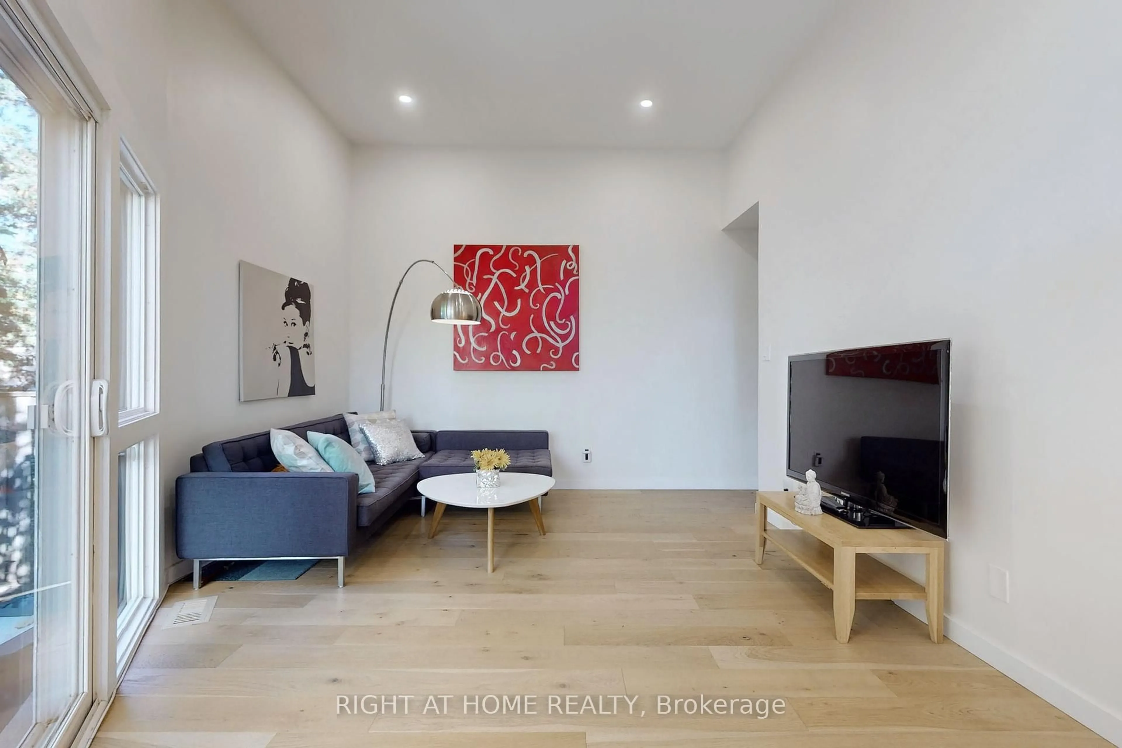 Living room with furniture, wood/laminate floor for 400 Bloor St #6, Mississauga Ontario L5A 3M8