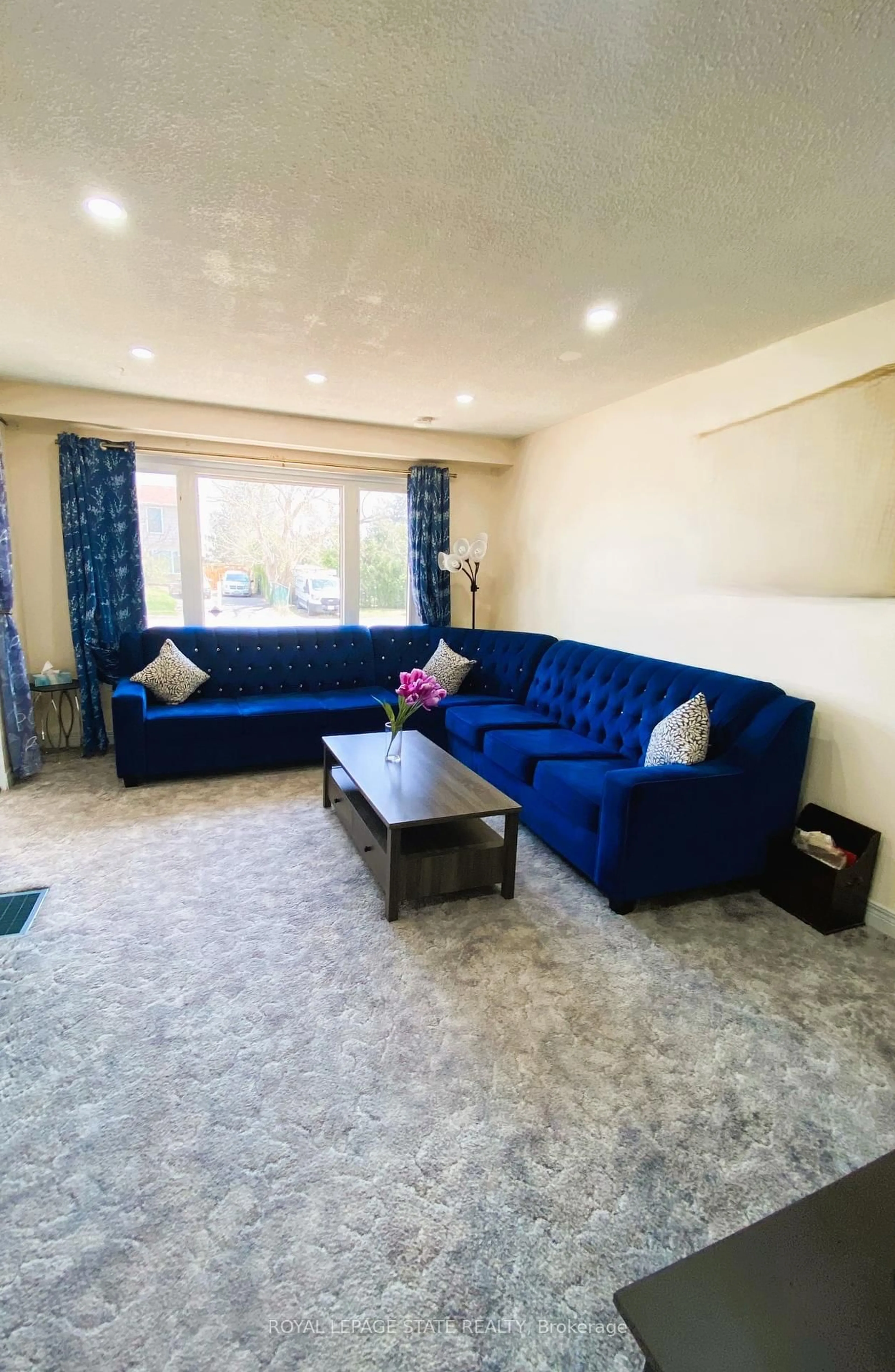 Living room with furniture, carpet floor for 70 Griselda Cres, Brampton Ontario L6S 1M3
