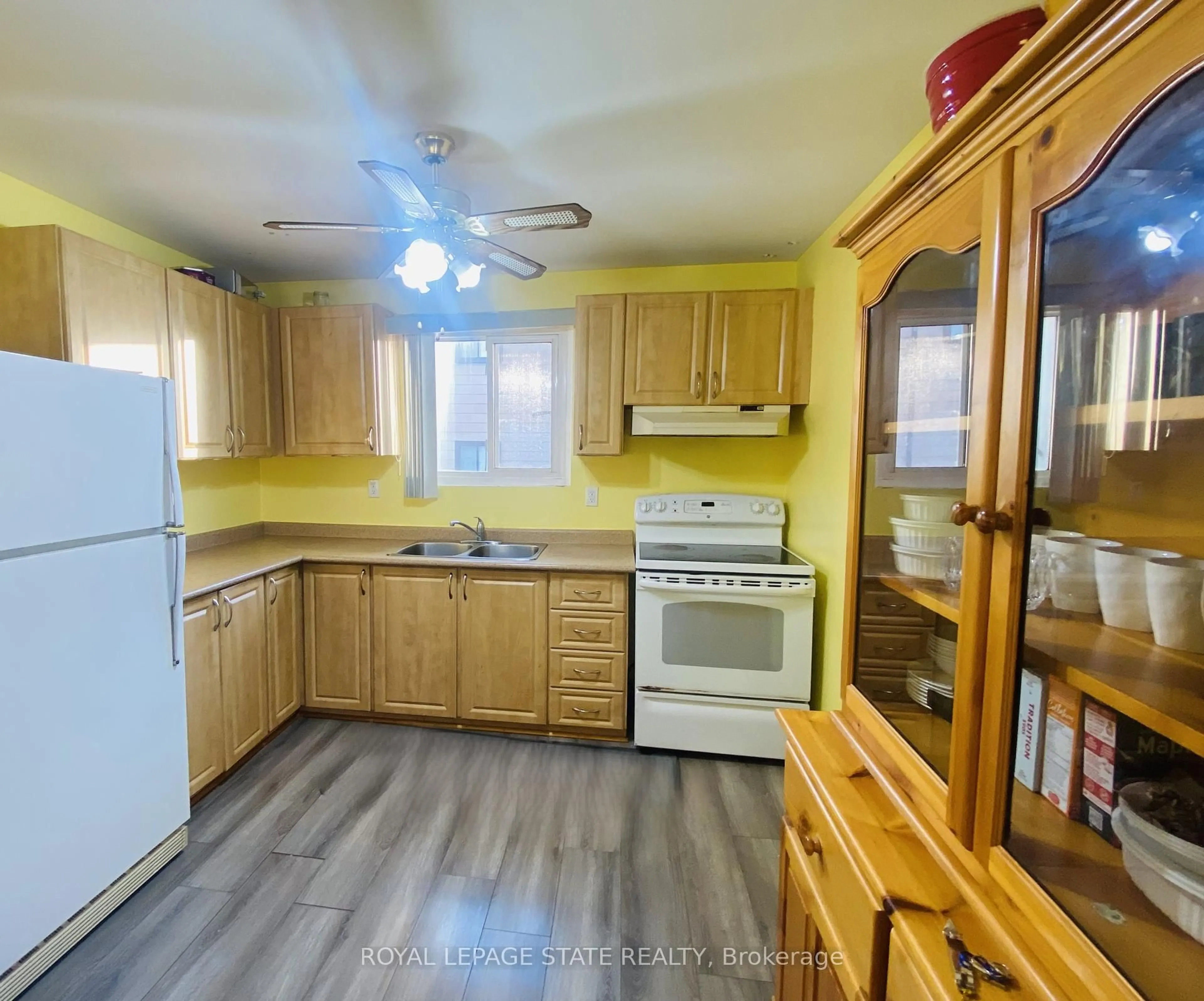 Standard kitchen, unknown for 70 Griselda Cres, Brampton Ontario L6S 1M3