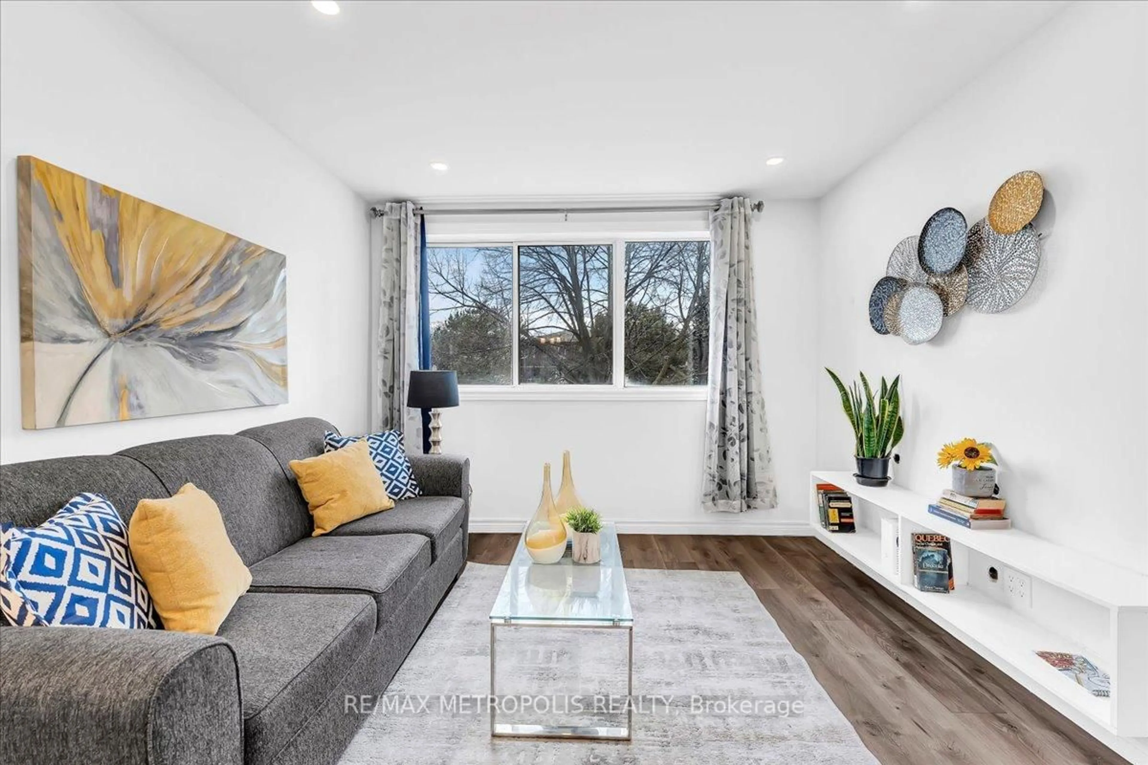 Living room with furniture, wood/laminate floor for 2170 Bromsgrove Rd #135, Mississauga Ontario L5J 4J2