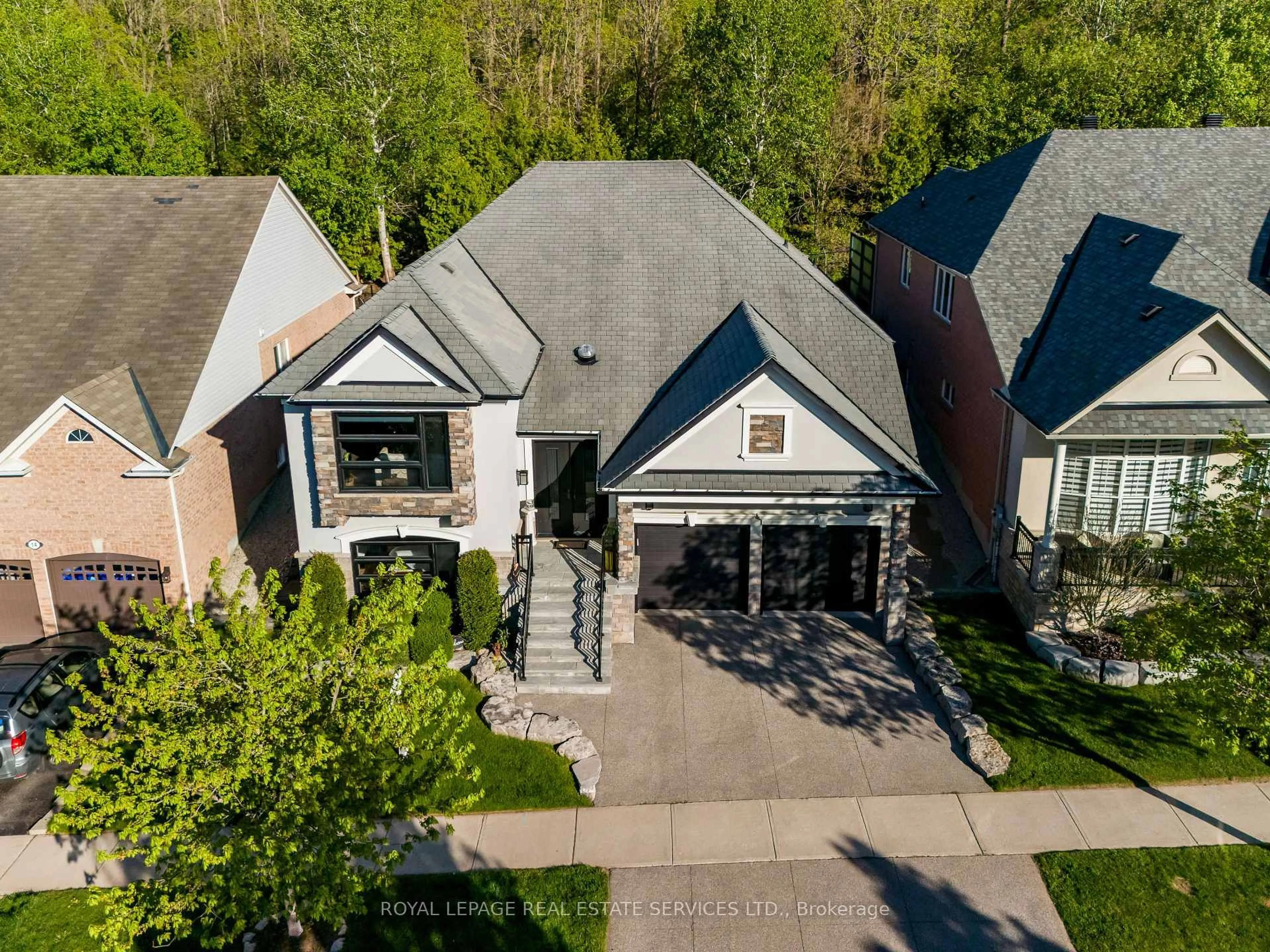 A pic from outside/outdoor area/front of a property/back of a property/a pic from drone, street for 16 Arborglen Dr, Halton Hills Ontario L7G 6L2