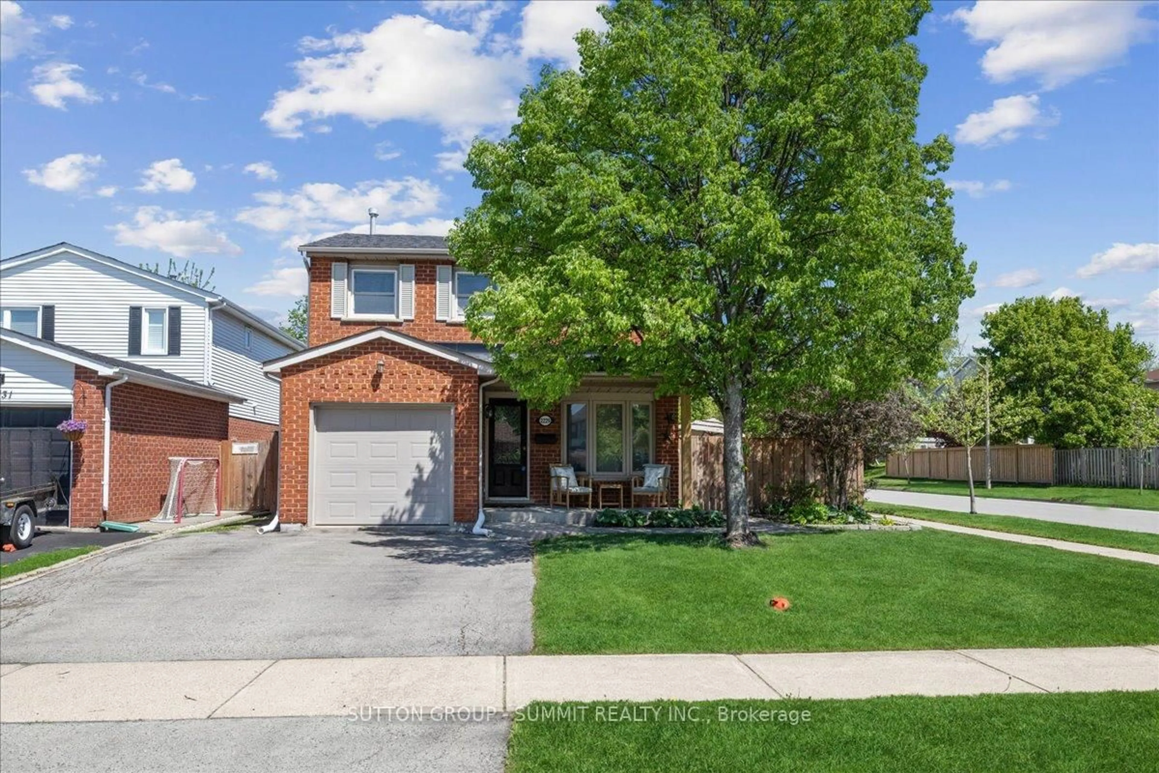 Home with brick exterior material, street for 2229 Silverbirch Crt, Burlington Ontario L7M 3H3