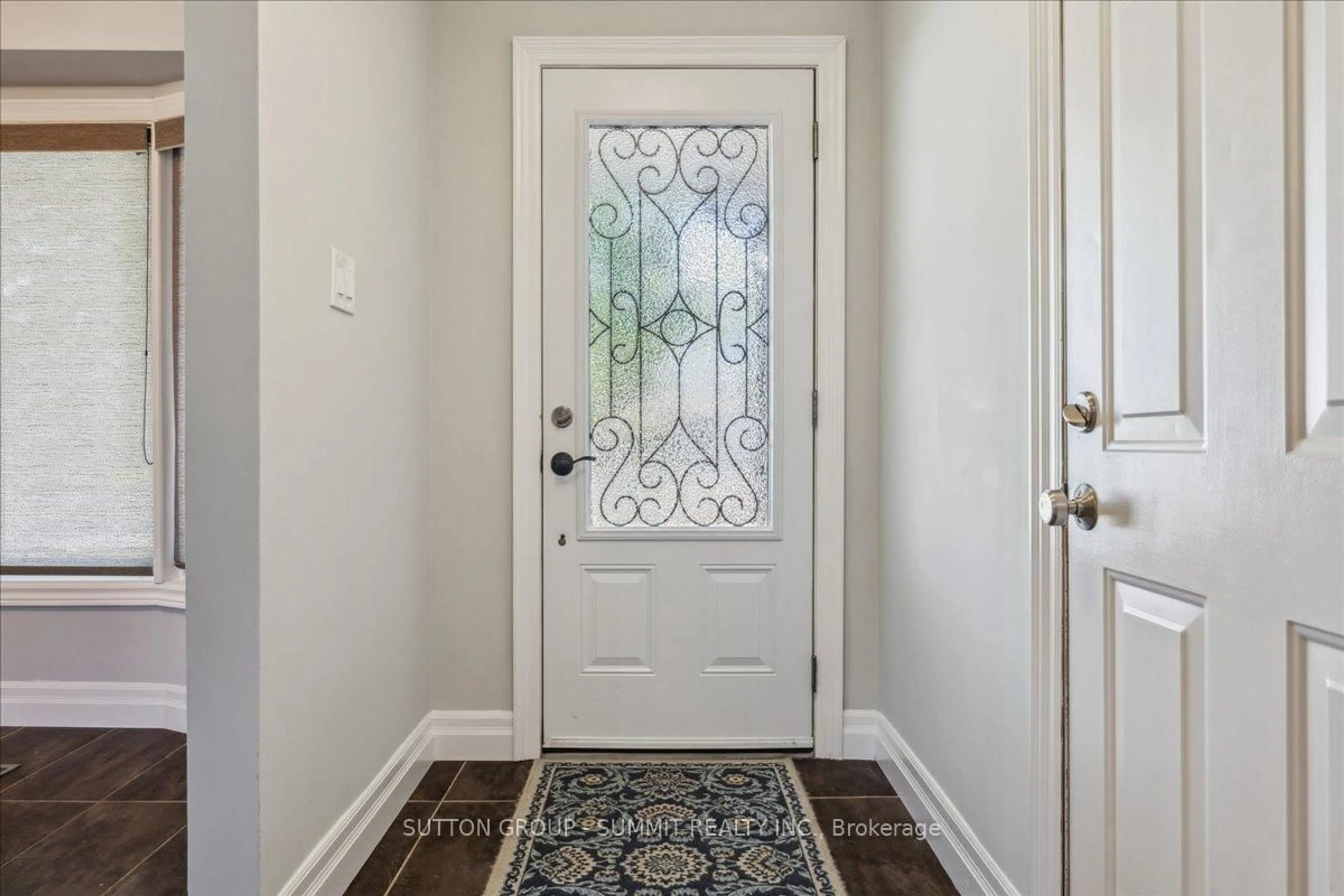 Indoor entryway for 2229 Silverbirch Crt, Burlington Ontario L7M 3H3