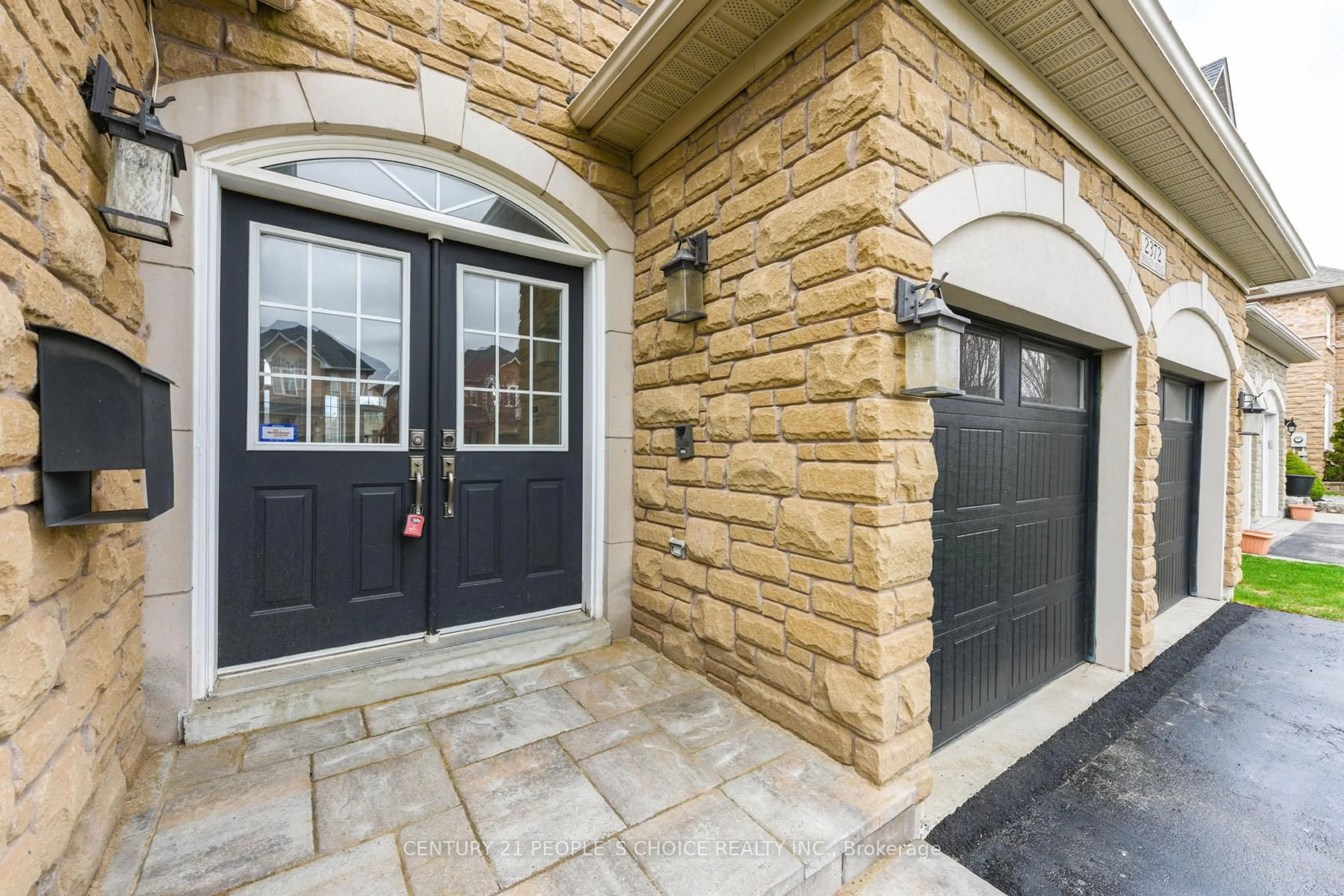Indoor entryway for 2372 Parkglen Ave, Oakville Ontario L6M 4Y5