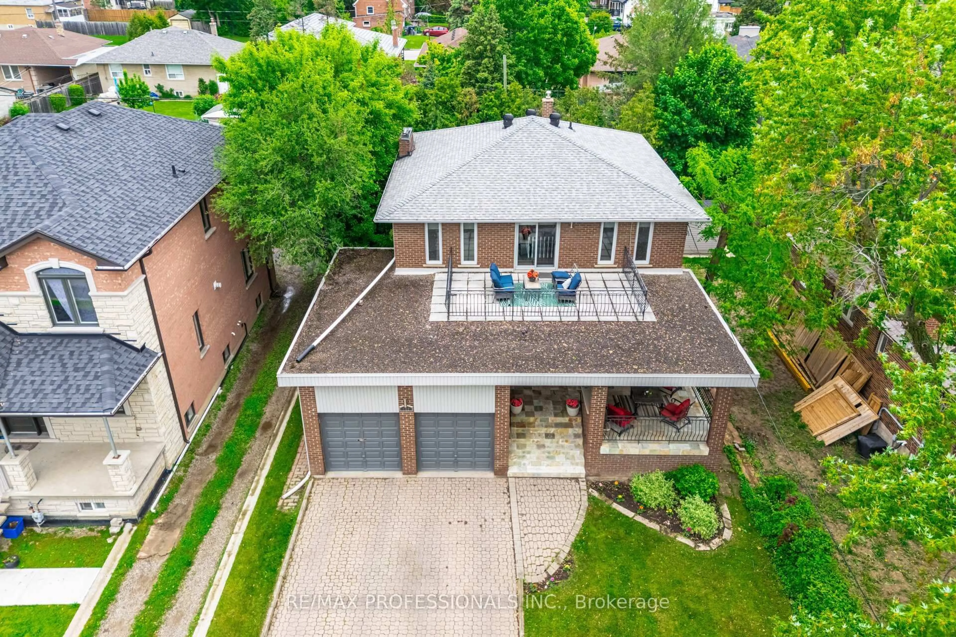 A pic from outside/outdoor area/front of a property/back of a property/a pic from drone, street for 152 Church St, Toronto Ontario M9N 1N5