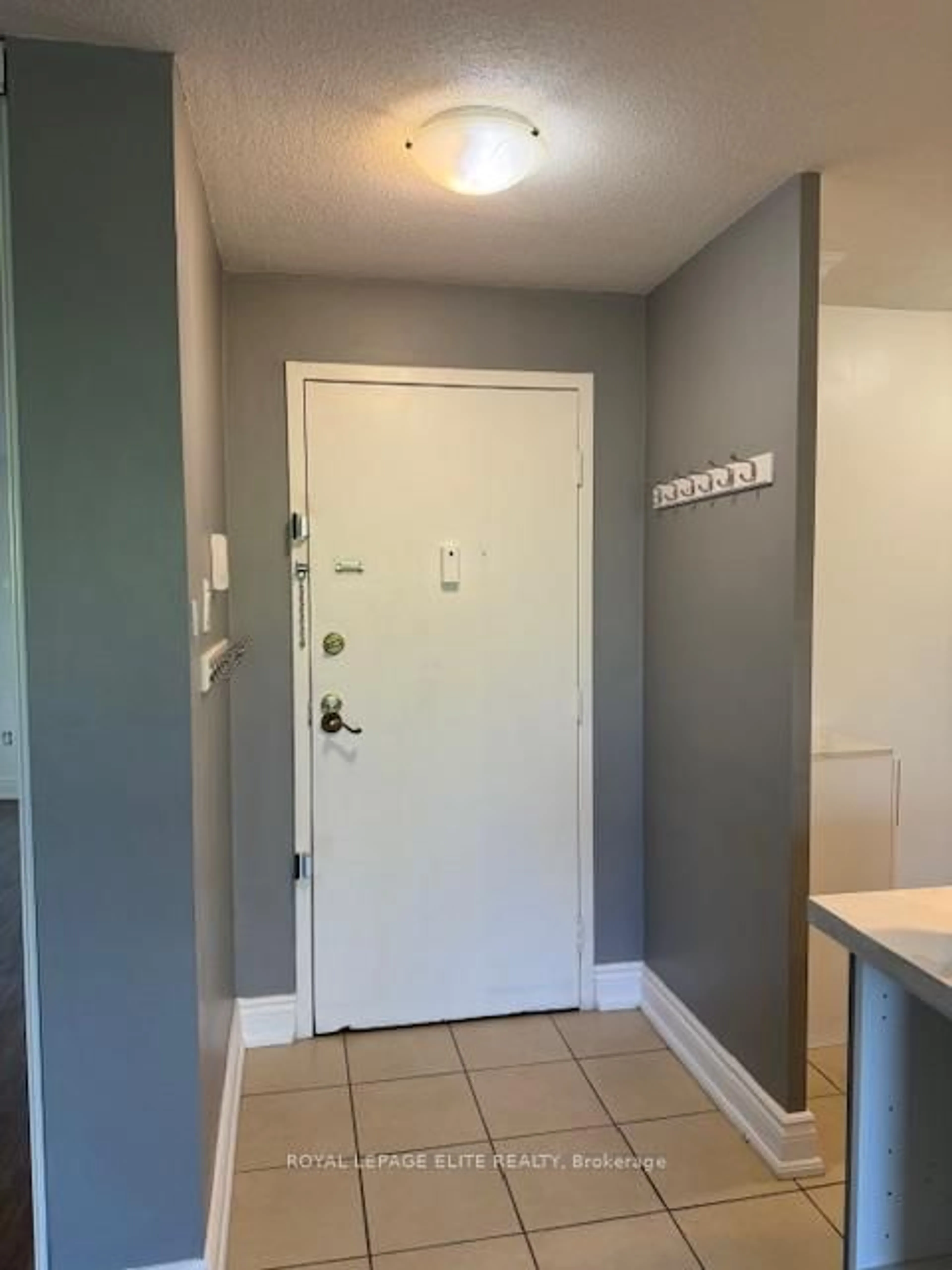 Indoor entryway for 3120 KIRWIN Ave #310, Mississauga Ontario L5A 3R2
