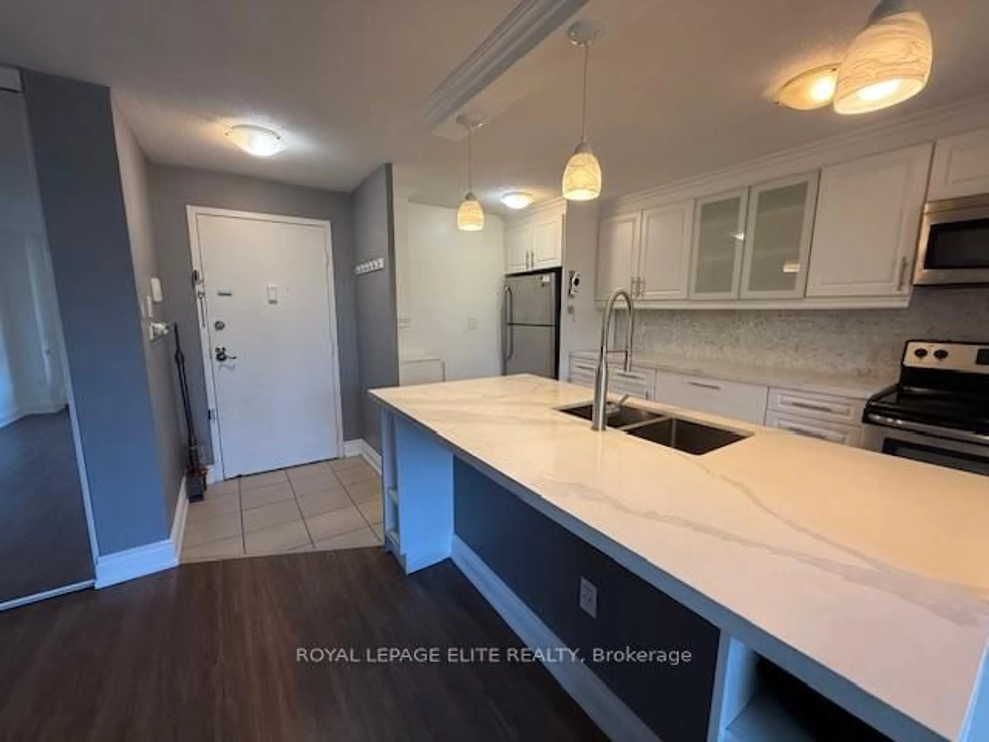 Open concept kitchen, ceramic/tile floor for 3120 KIRWIN Ave #310, Mississauga Ontario L5A 3R2