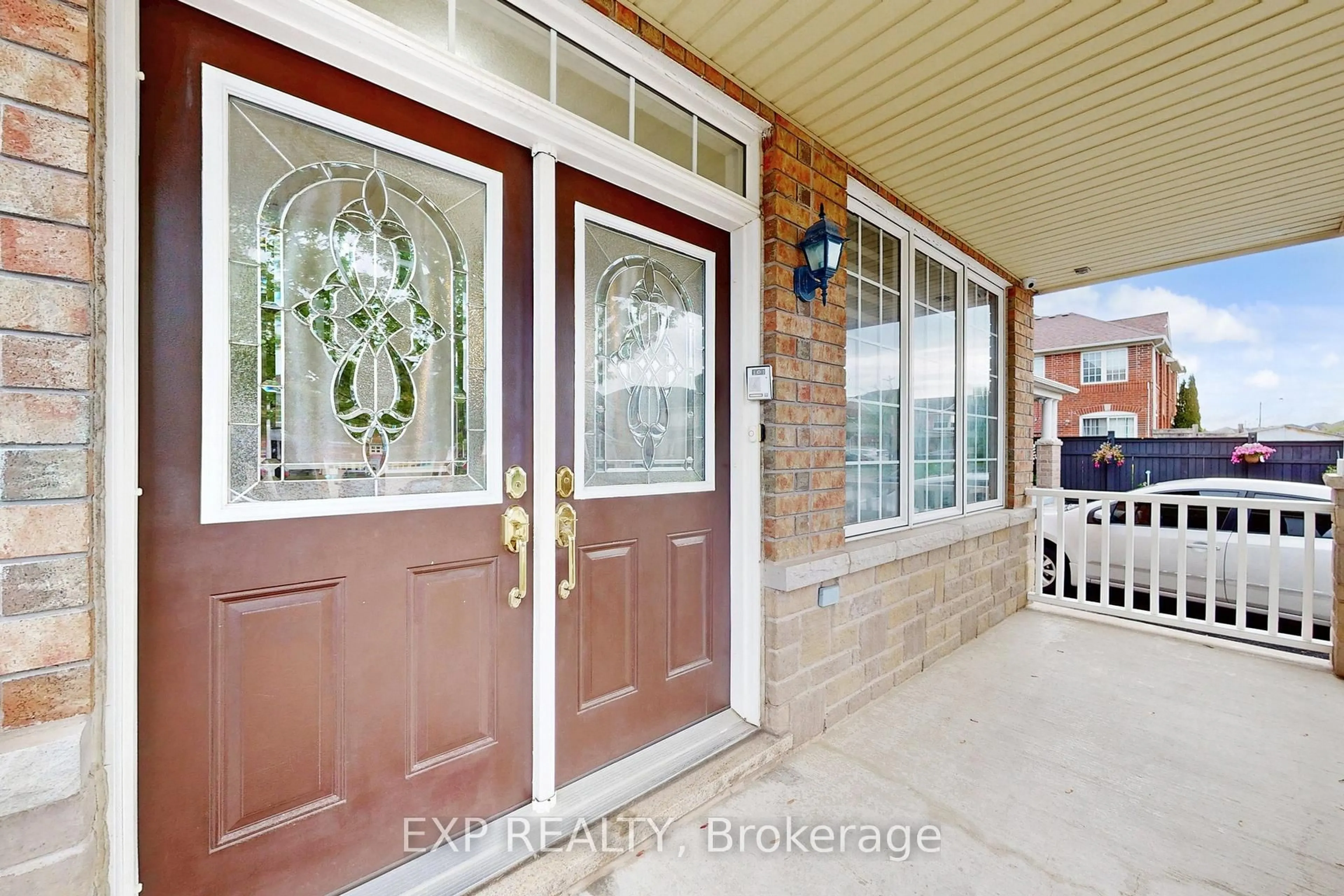 Indoor entryway for 10 Crystalhill Dr, Brampton Ontario L6P 2T1