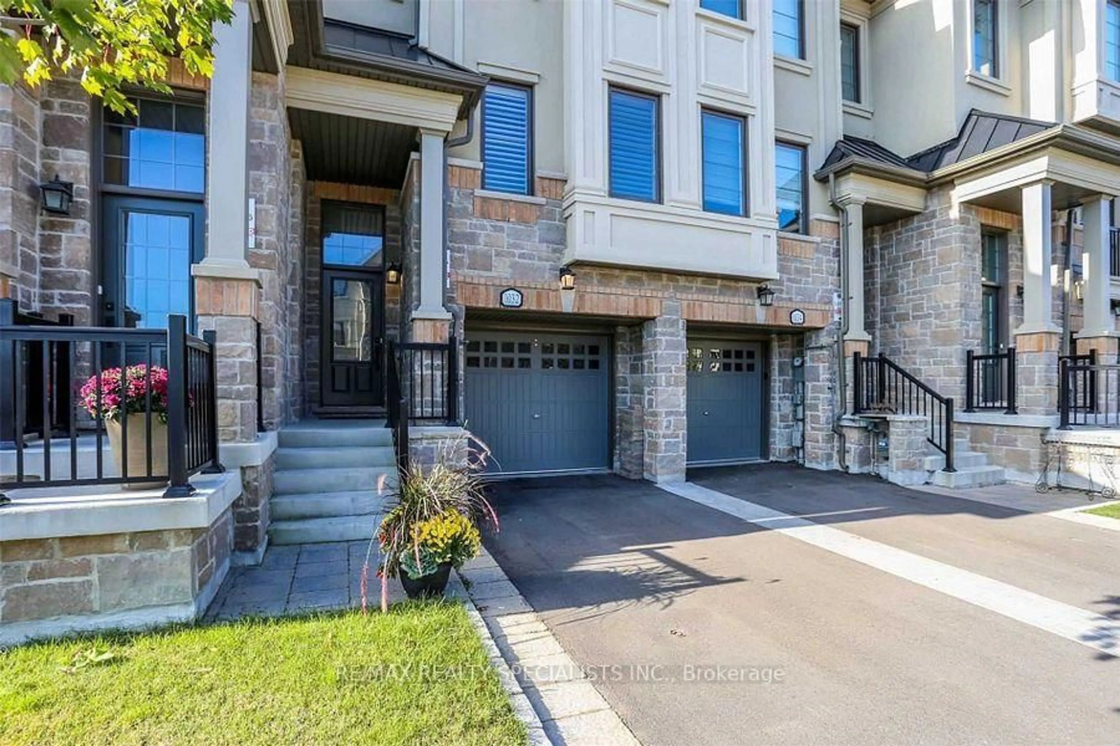 Home with brick exterior material, street for 1032 Beachcomber Rd, Mississauga Ontario L5G 0B1