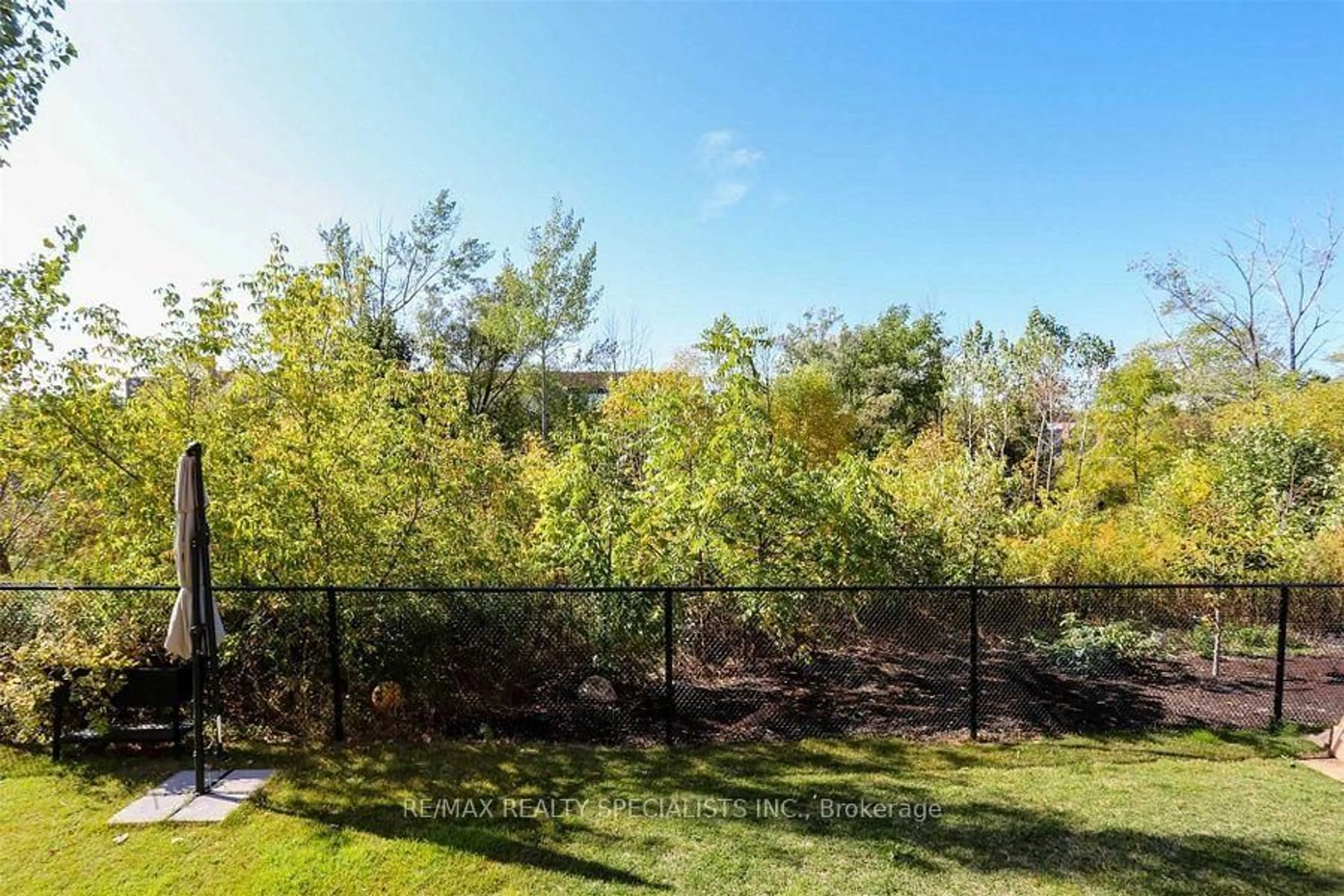 A pic from outside/outdoor area/front of a property/back of a property/a pic from drone, forest/trees view for 1032 Beachcomber Rd, Mississauga Ontario L5G 0B1