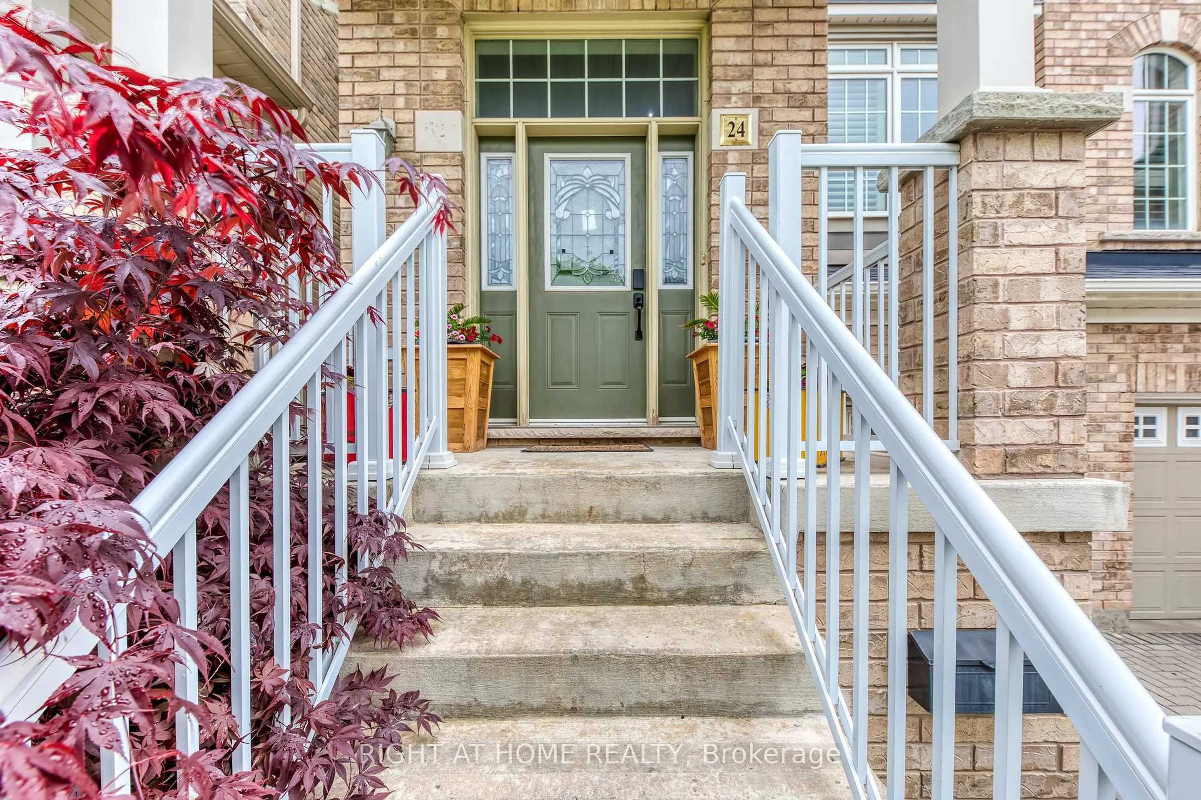 Indoor entryway for 24 Lou Pomanti St, Toronto Ontario M9M 0C2
