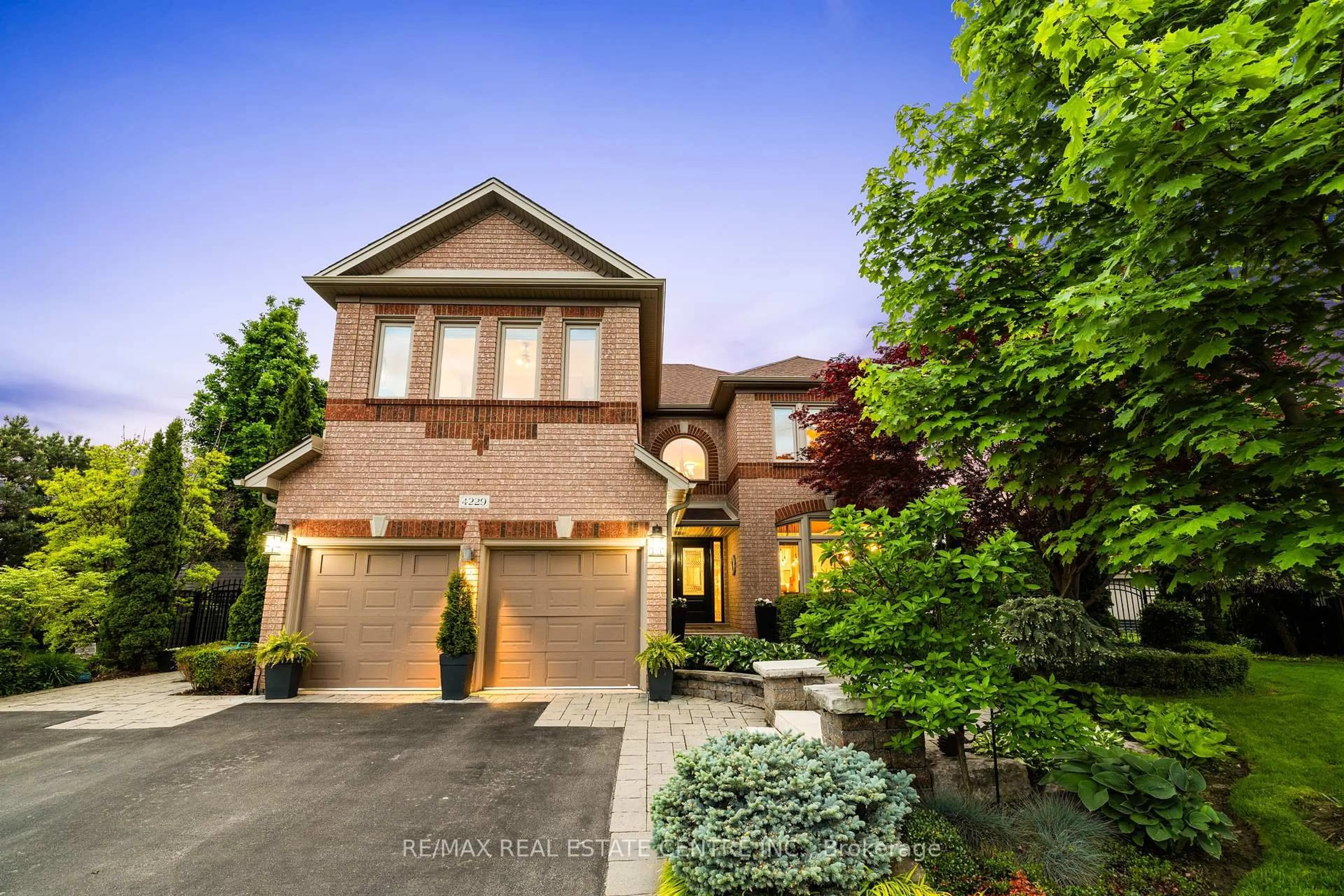 Home with brick exterior material, street for 4229 Gleneagles Crt, Burlington Ontario L7M 4A4
