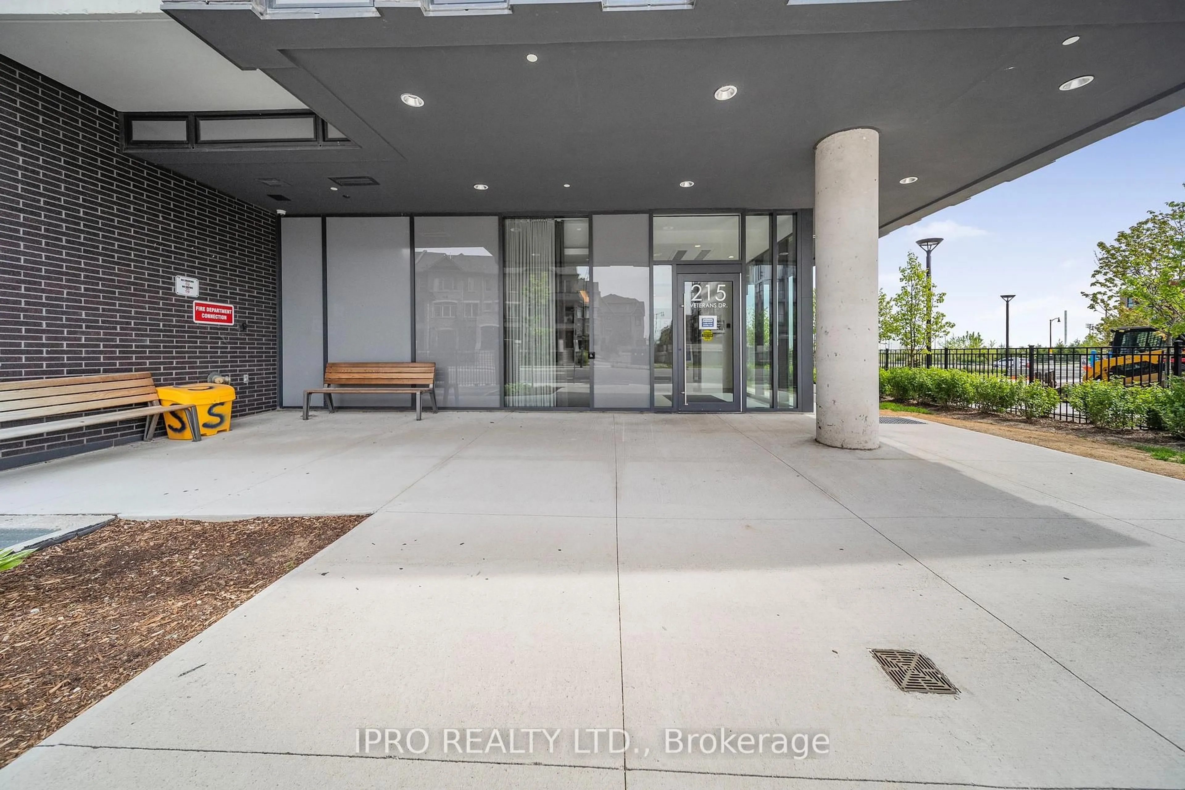 Indoor foyer for 215 Veterans Dr #709, Brampton Ontario L7A 4S6