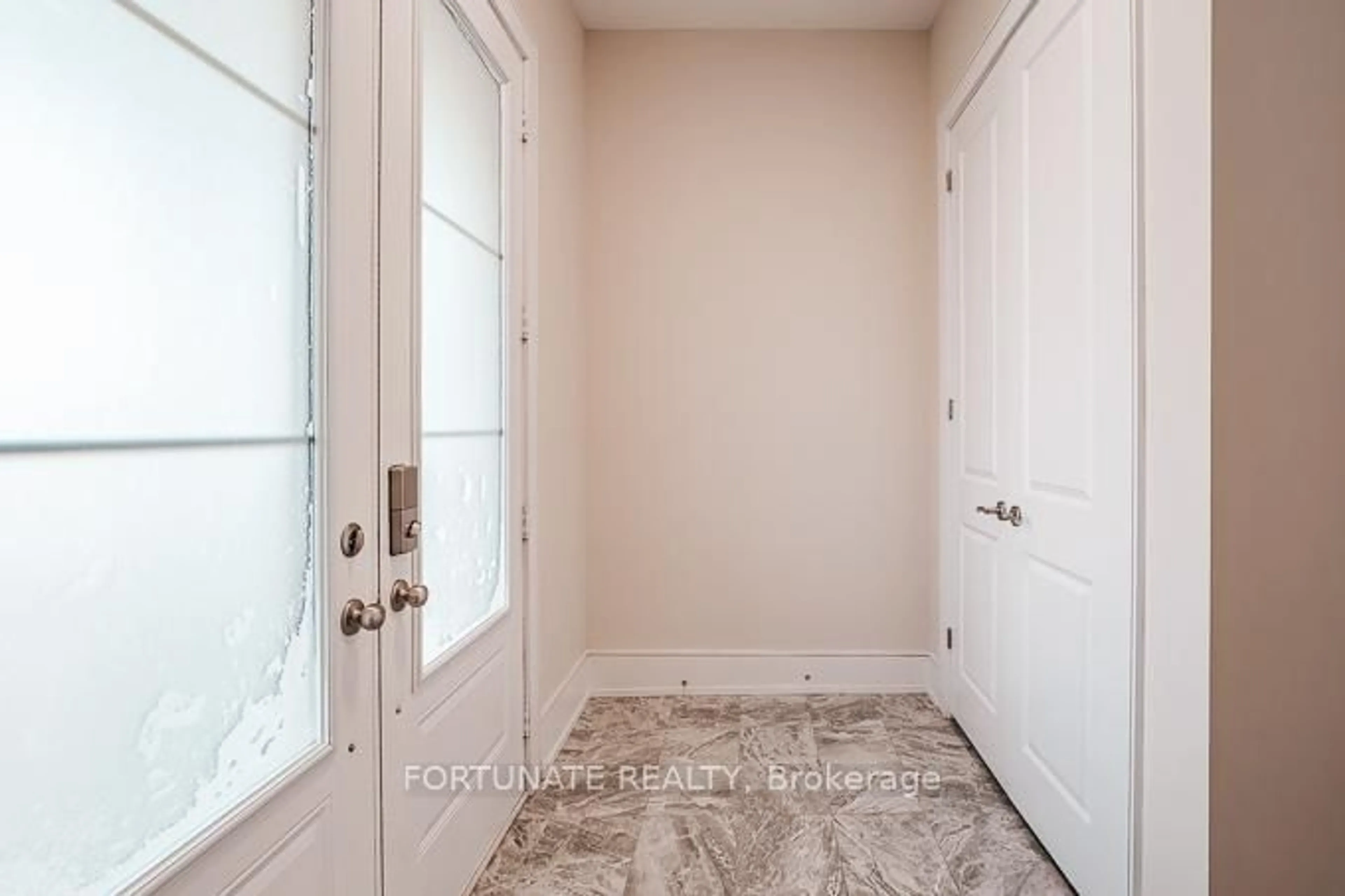 Indoor entryway for 42 Hallaran Rd, Oakville Ontario L6H 0Z8