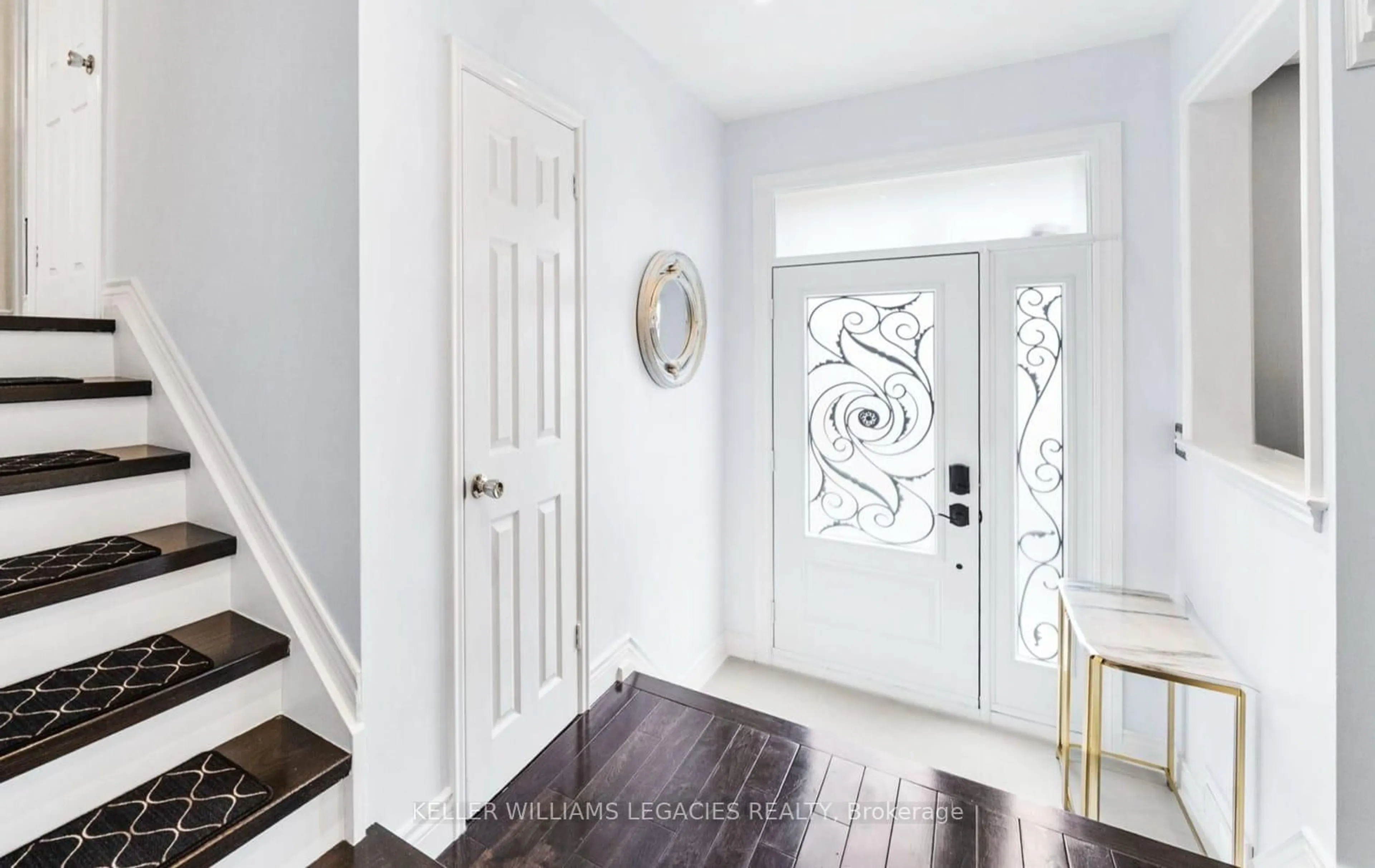 Indoor entryway for 3537 Enniskillen Circ, Mississauga Ontario L5C 2M9