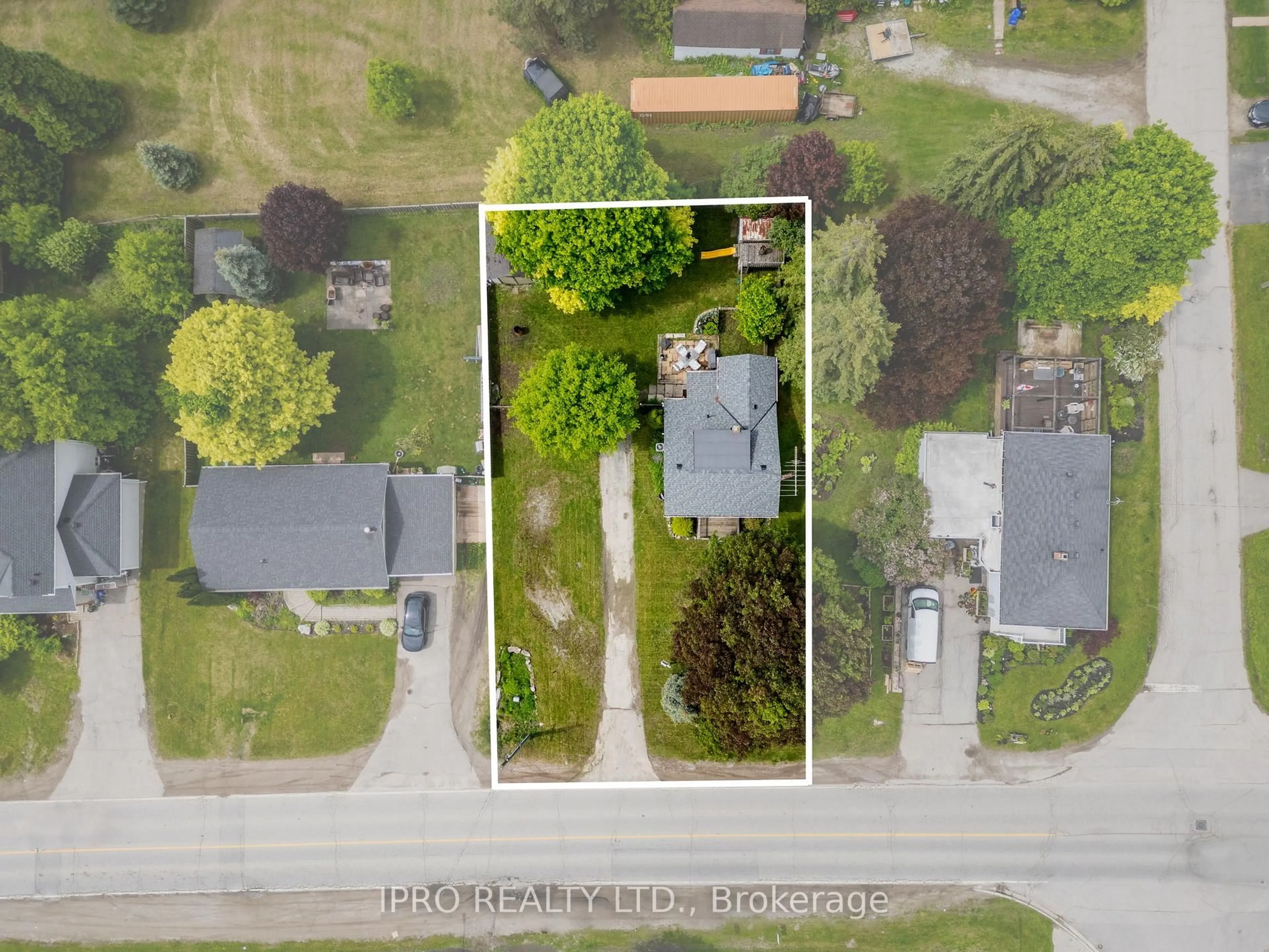 A pic from outside/outdoor area/front of a property/back of a property/a pic from drone, street for 192 Main St, Halton Hills Ontario L7J 1W8