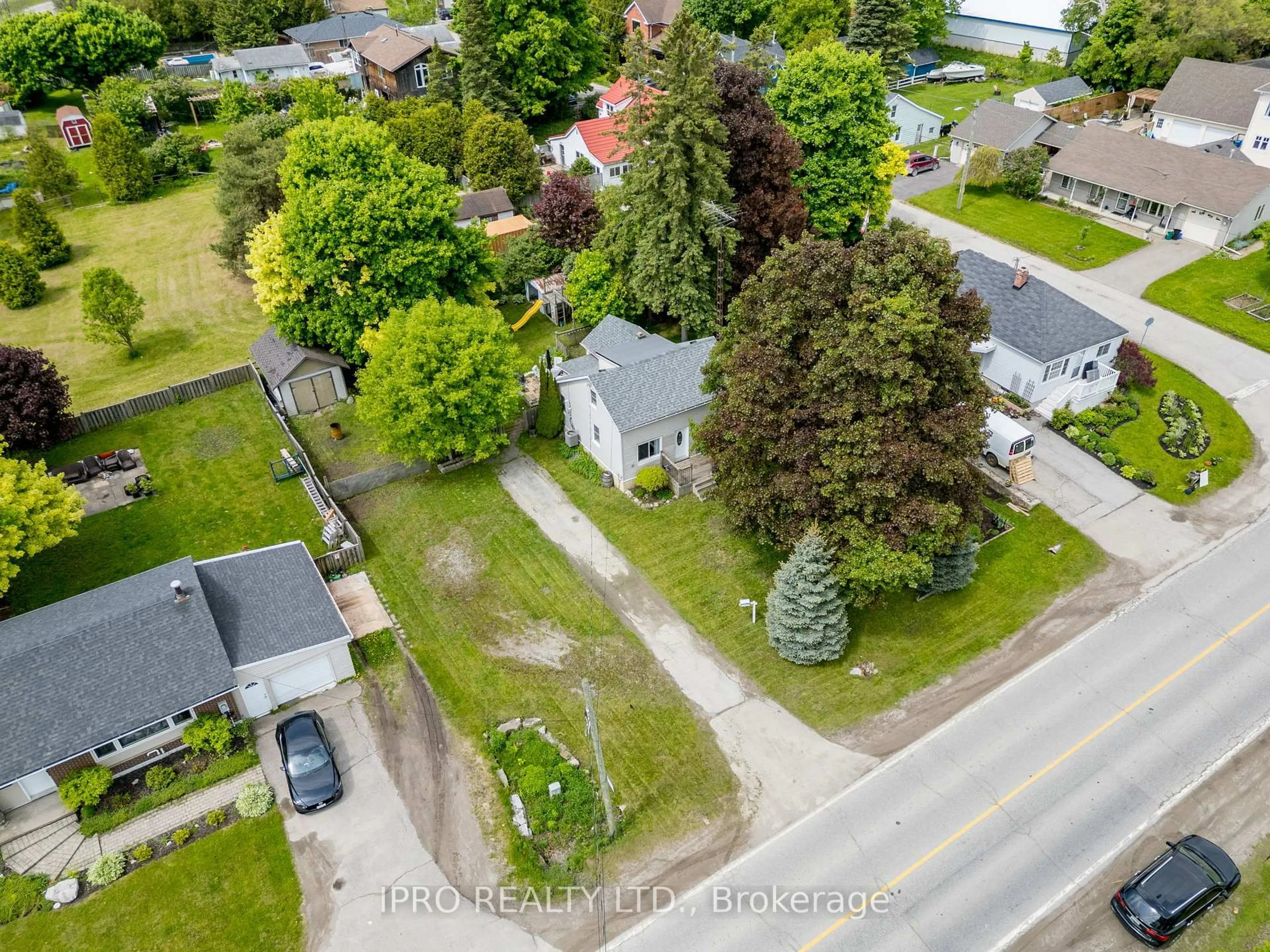 A pic from outside/outdoor area/front of a property/back of a property/a pic from drone, street for 192 Main St, Halton Hills Ontario L7J 1W8