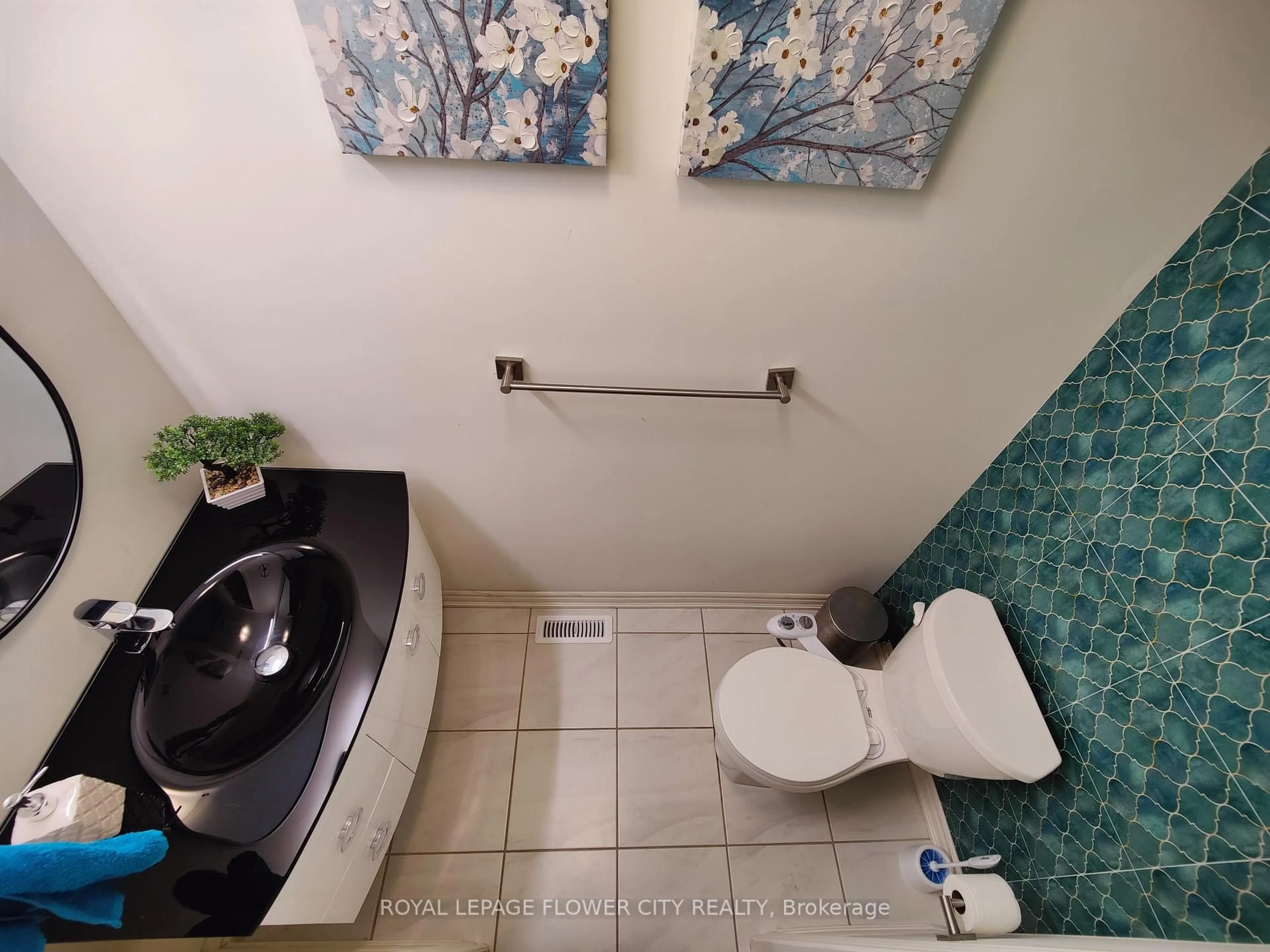 Standard bathroom, ceramic/tile floor for 360 Valleyway Dr, Brampton Ontario L6S 5S7