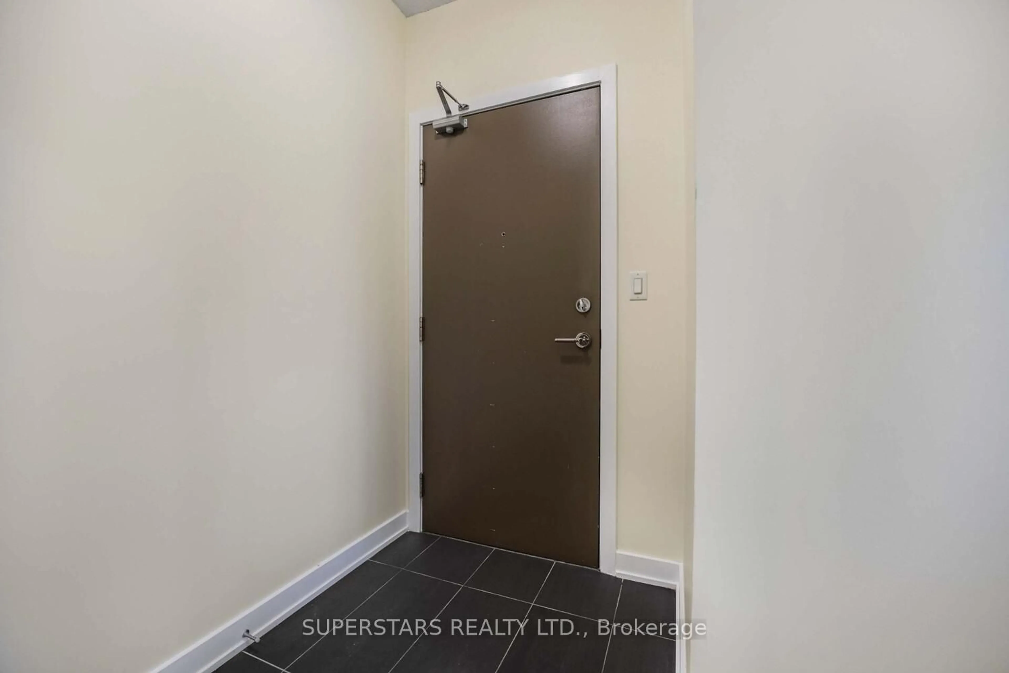 Indoor entryway for 4065 Brickstone Mews #2102, Mississauga Ontario L5B 0G3