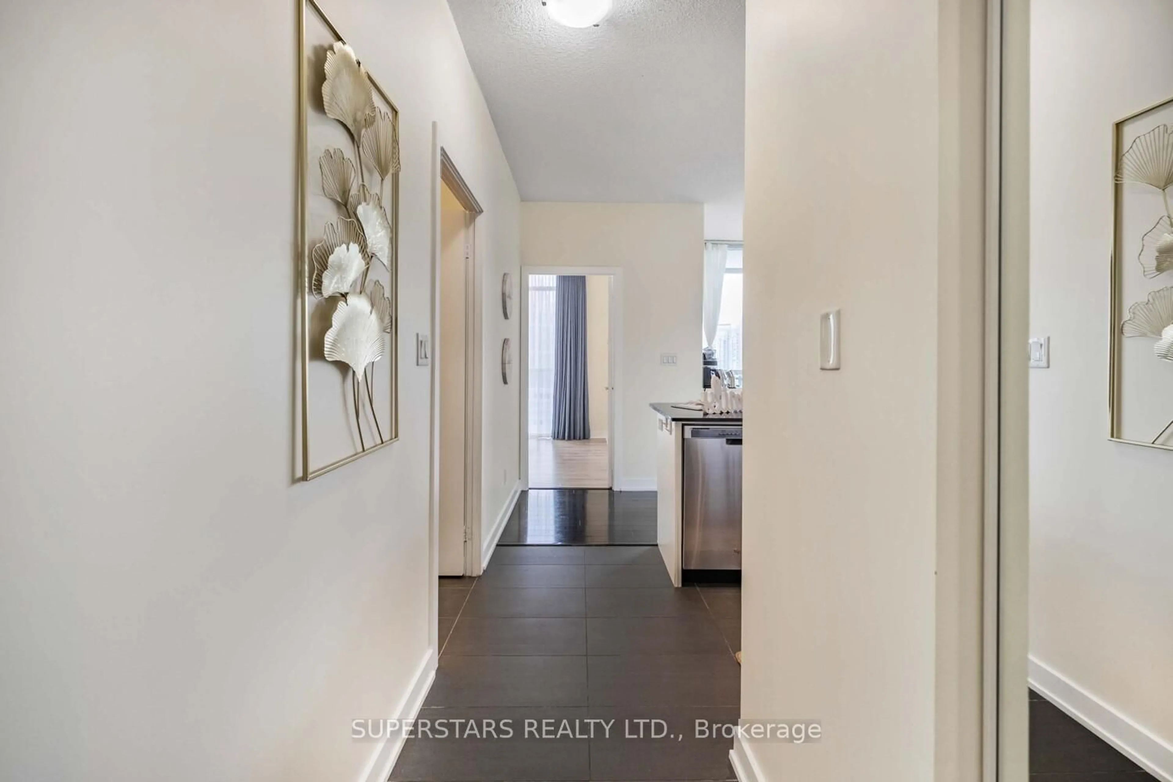 Indoor entryway for 4065 Brickstone Mews #2102, Mississauga Ontario L5B 0G3