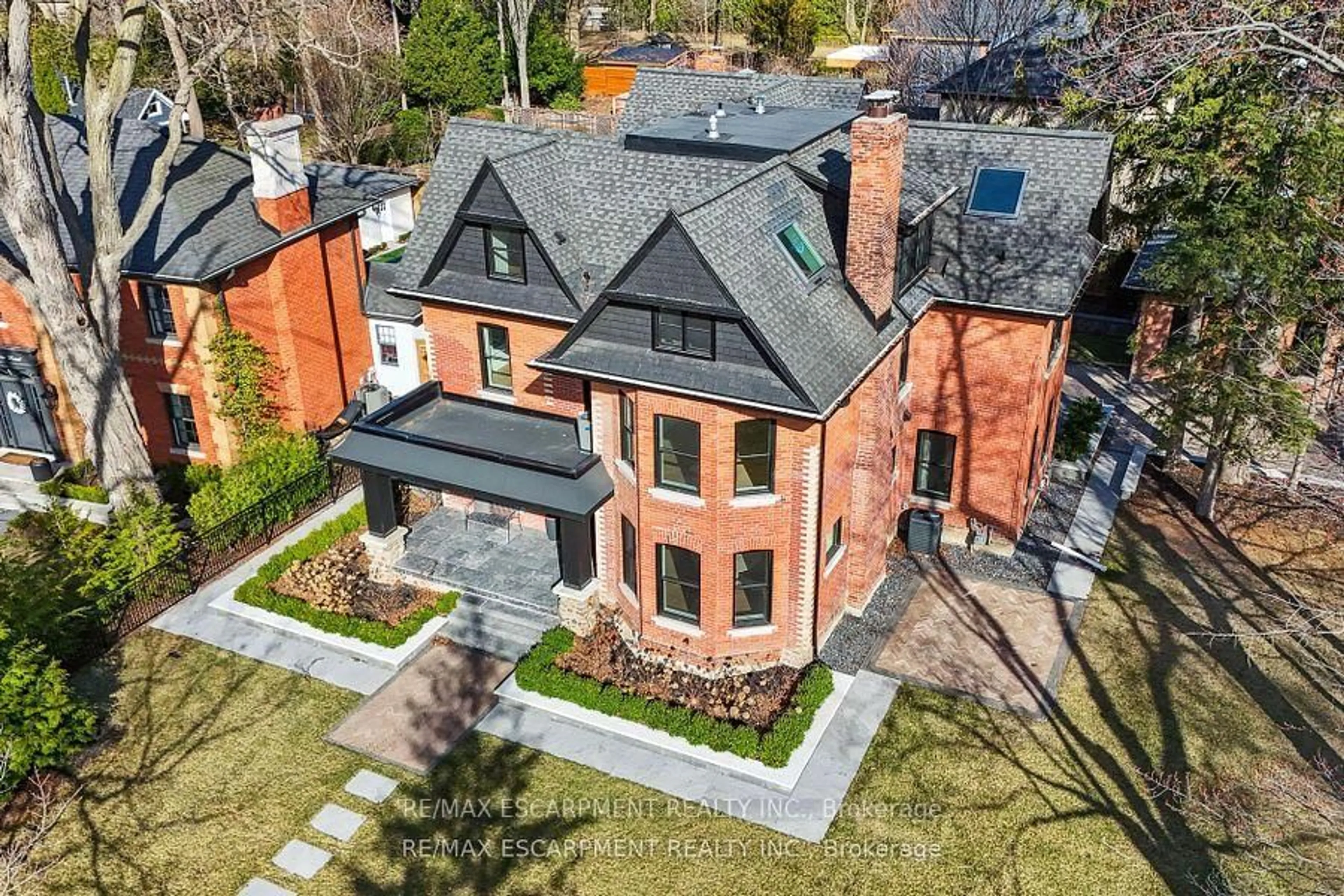 Home with brick exterior material, building for 2187 Lakeshore Rd, Burlington Ontario L7R 1A5
