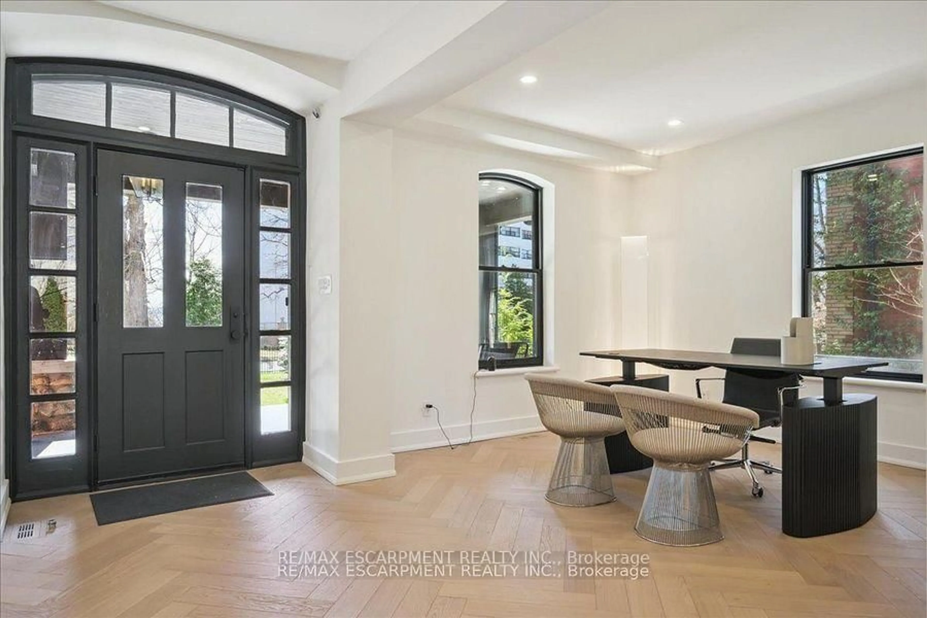 Indoor entryway for 2187 Lakeshore Rd, Burlington Ontario L7R 1A5