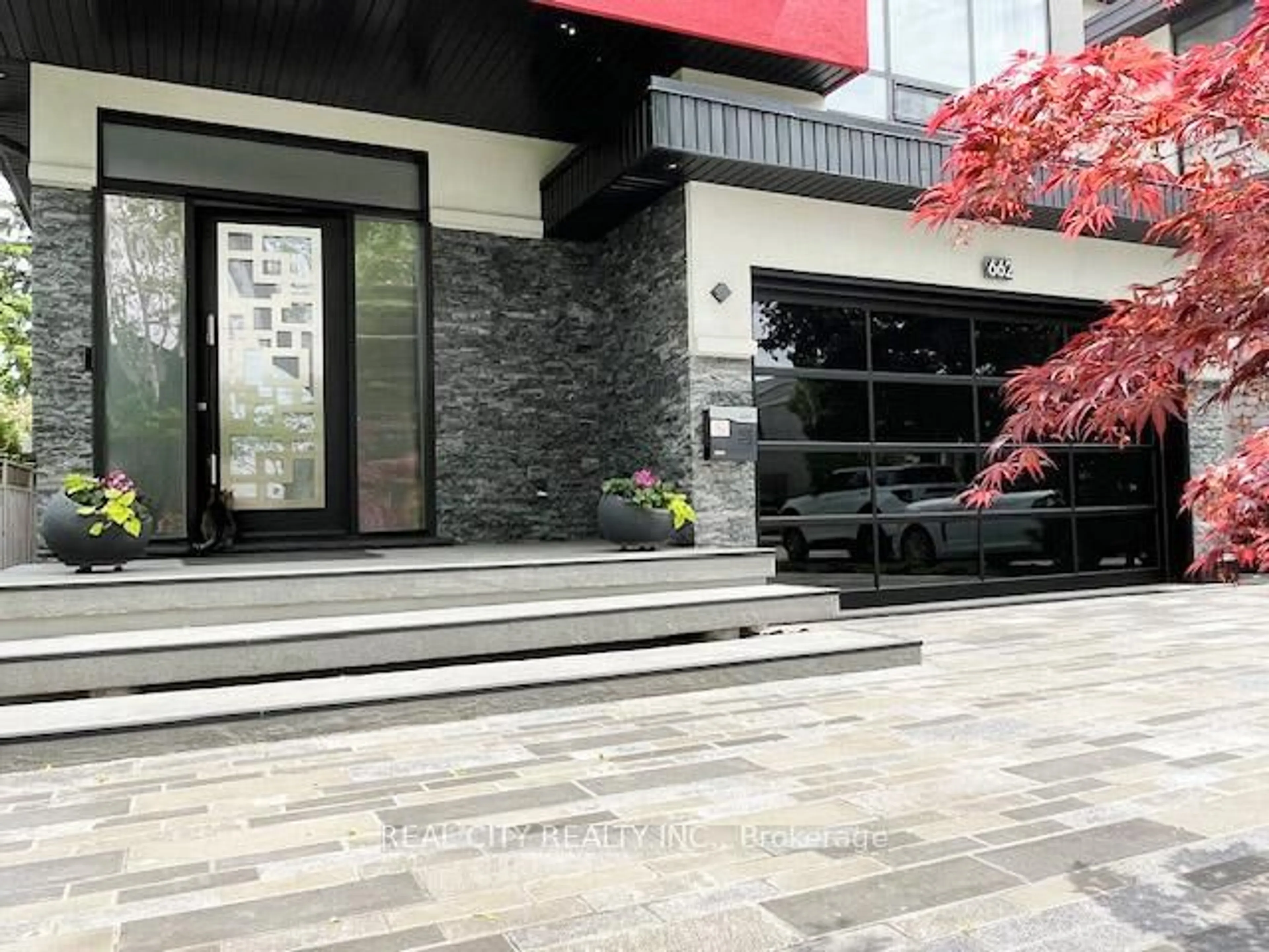 Indoor foyer for 662 Byngmount Ave, Mississauga Ontario L5G 1R4