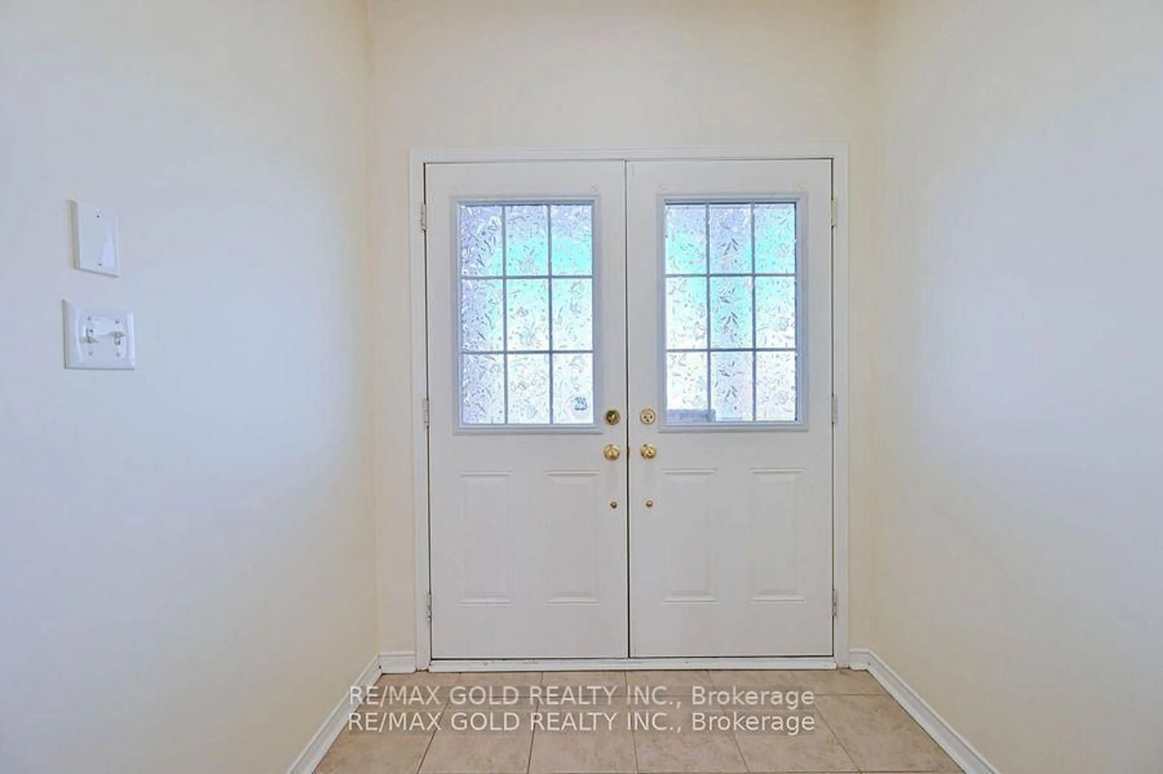 Indoor entryway for 92 Cookview Dr, Brampton Ontario L6R 3V1
