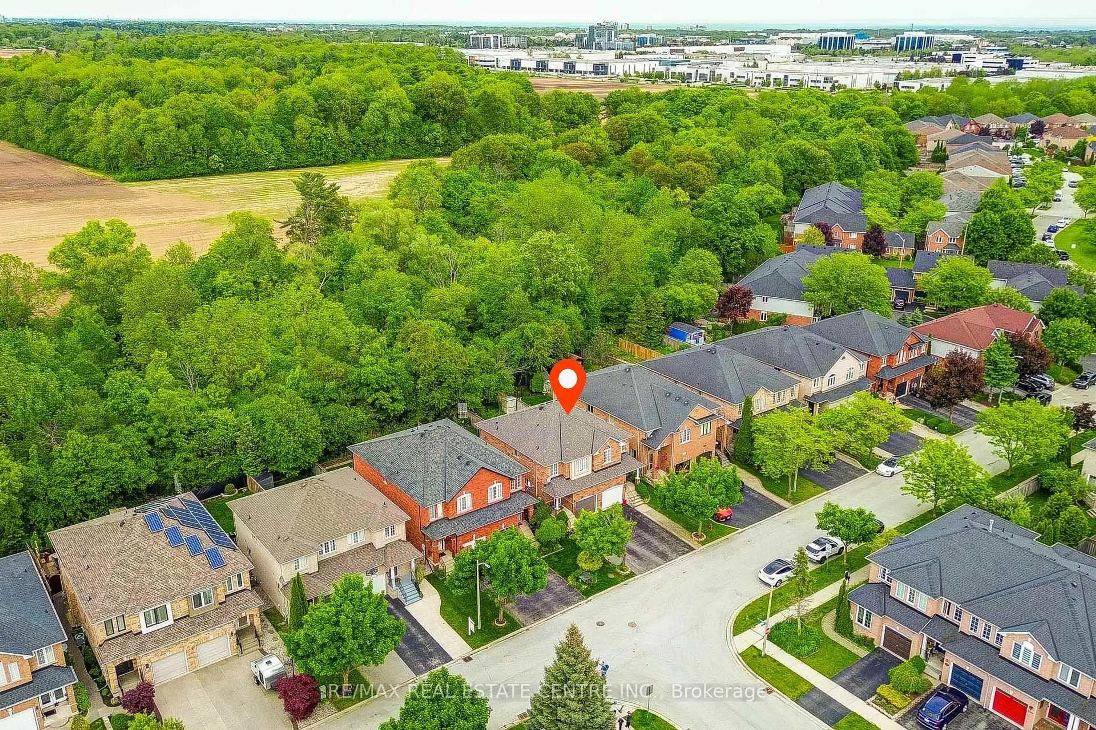 A pic from outside/outdoor area/front of a property/back of a property/a pic from drone, street for 1793 Creek Way, Burlington Ontario L7L 6R1